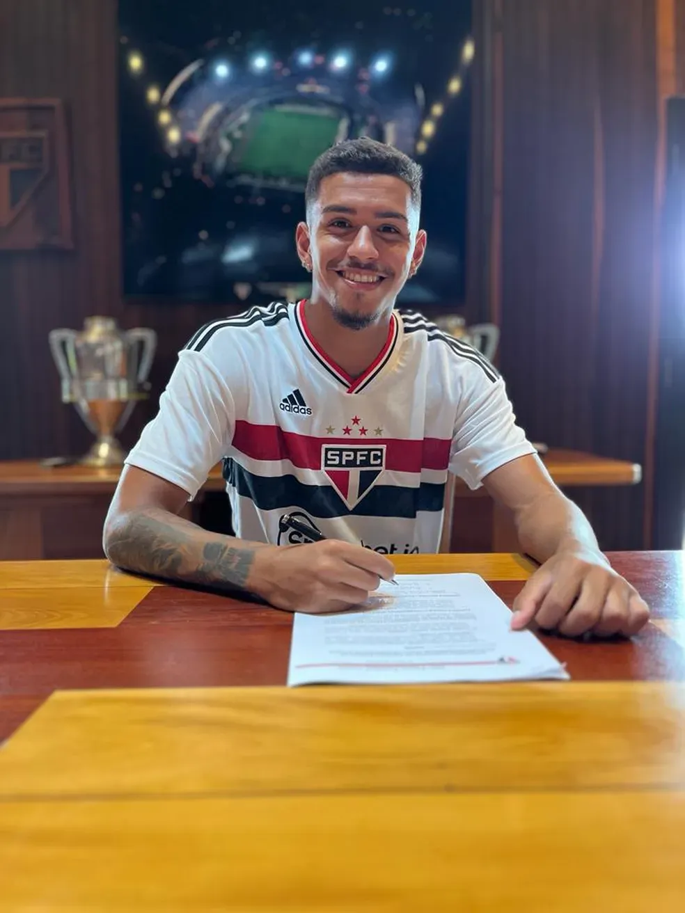 Foto: Reprodução/São Paulo – Talles Wander assinando seu contrato profissional