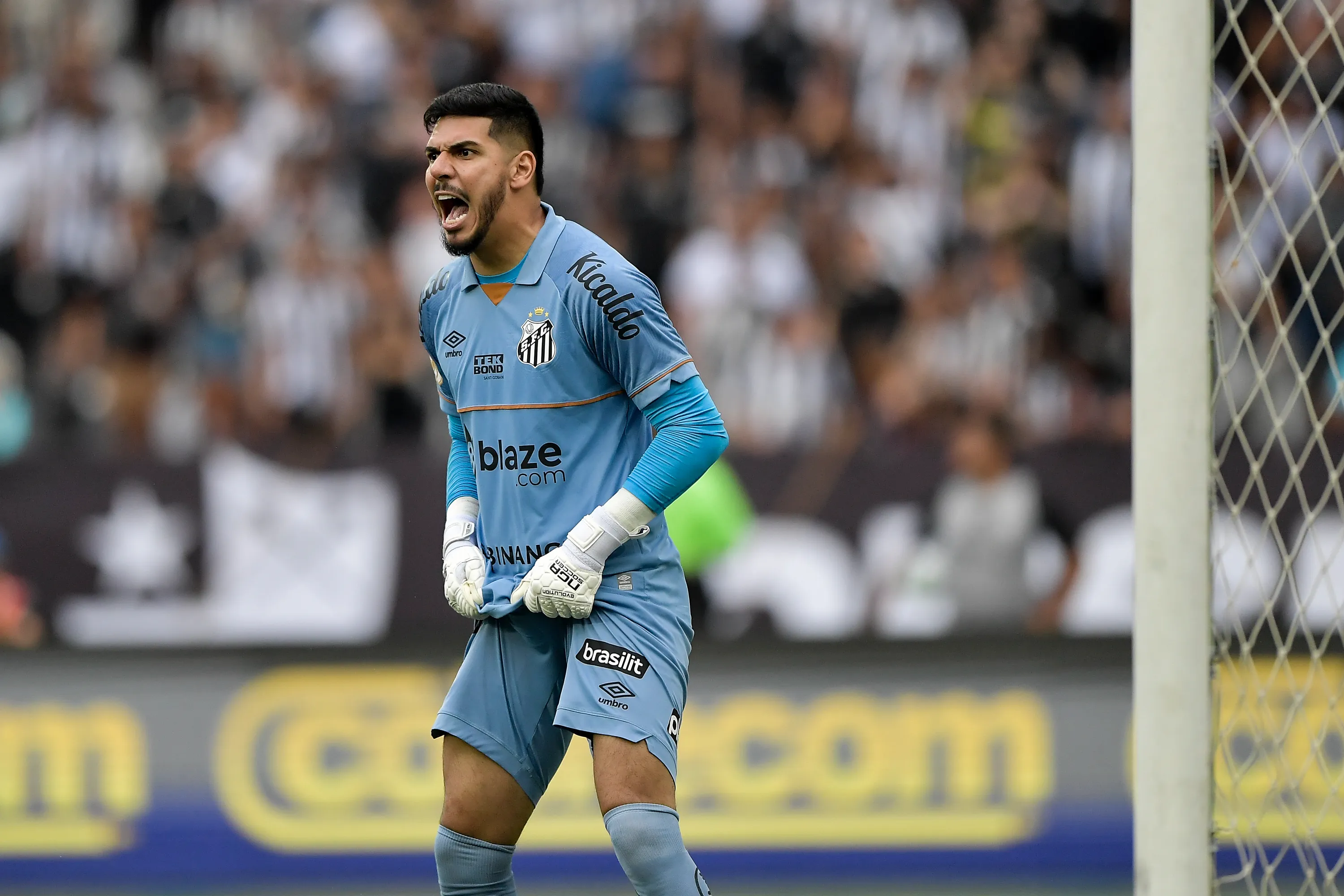 Foto: Thiago Ribeiro/AGIF – João Paulo em ação pelo Santos no Campeonato Brasileiro.