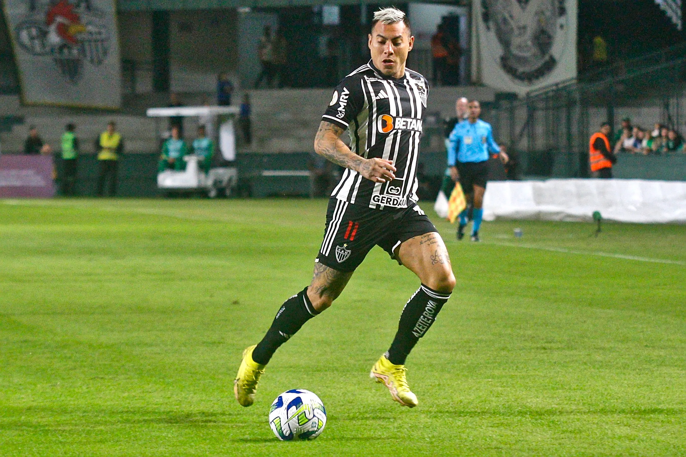 Foto: Gabriel Machado/AGIF – Vargas em ação pelo Atlético contra o Bragantino no Campeonato Brasileiro.