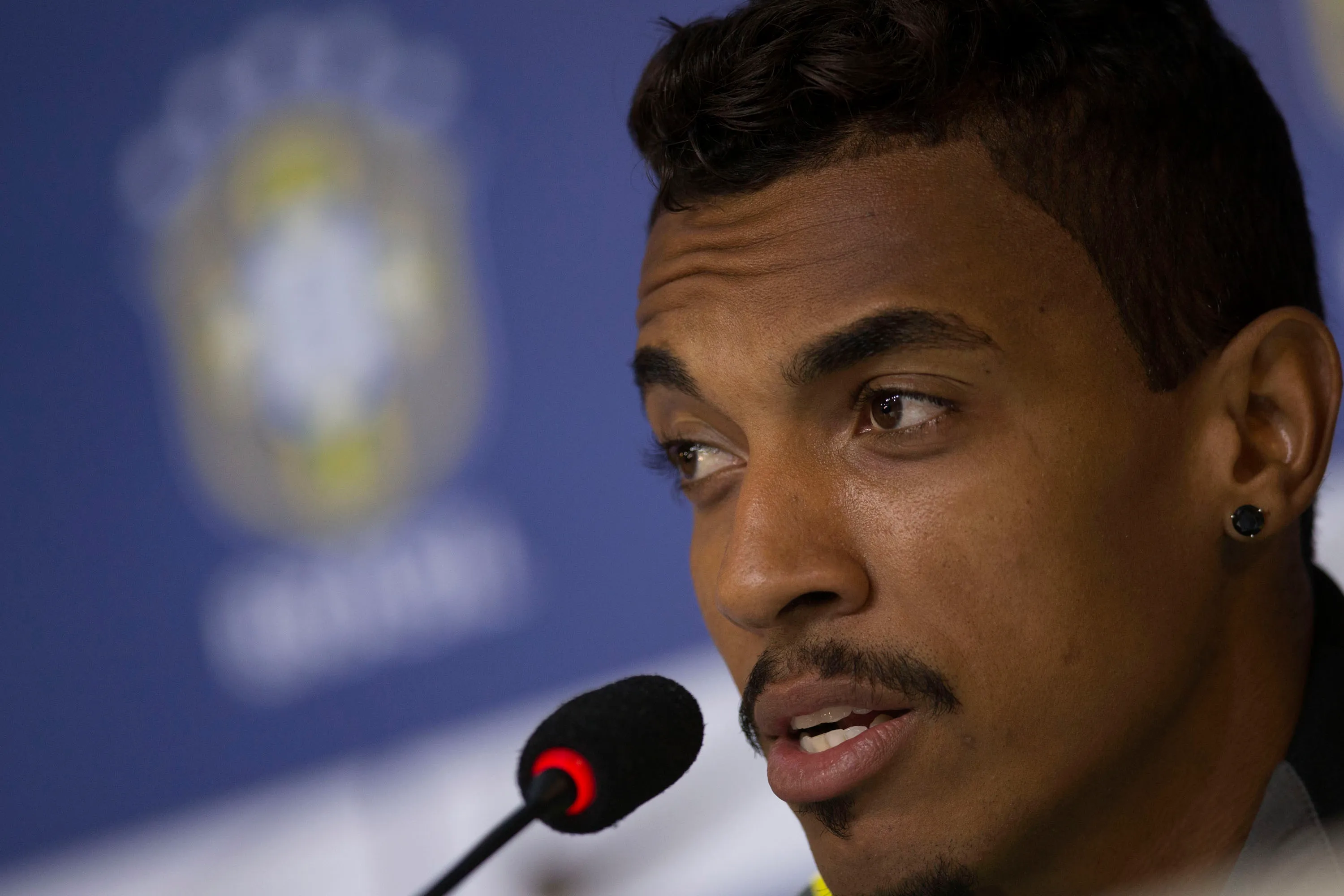 Luiz Gustavo durante coletiva de imprensa antes do treino da Selecao Brasileira na Granja Comary. Foto: Rubens Souza/AGIF.