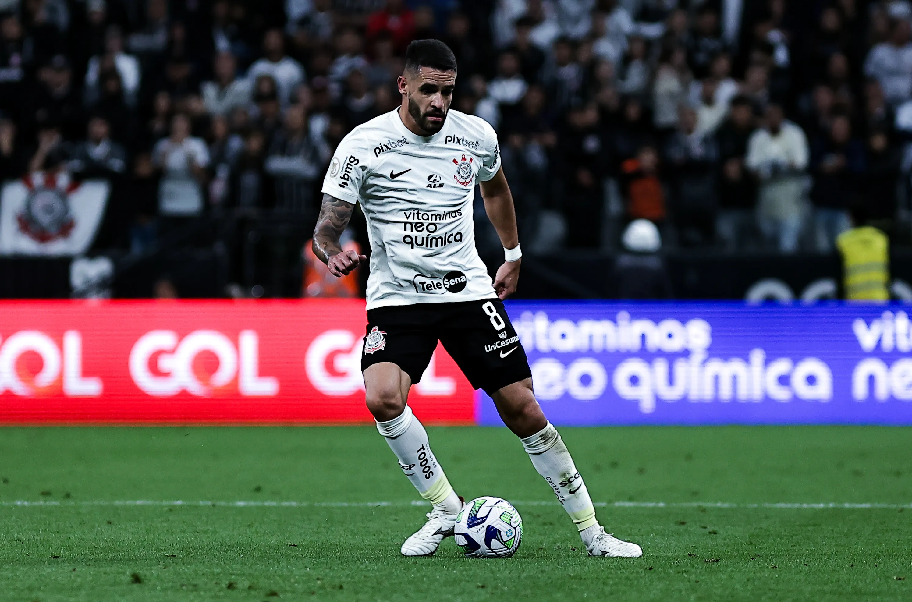 Foto: Fabio Giannelli/AGIF – Renato Augusto em ação pelo Corinthians.