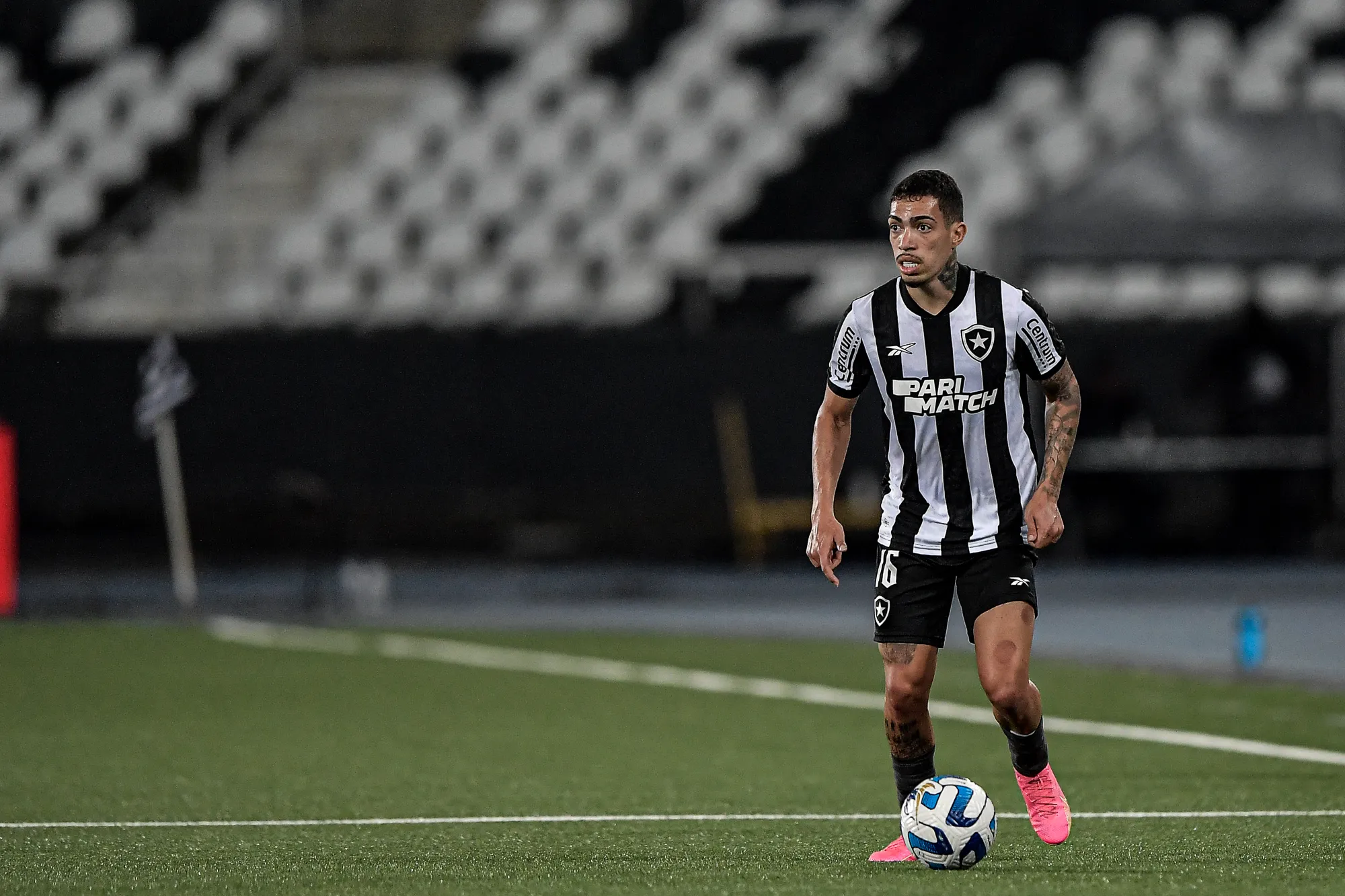 Foto: Thiago Ribeiro/AGIF – Hugo é dúvida no Fogão
