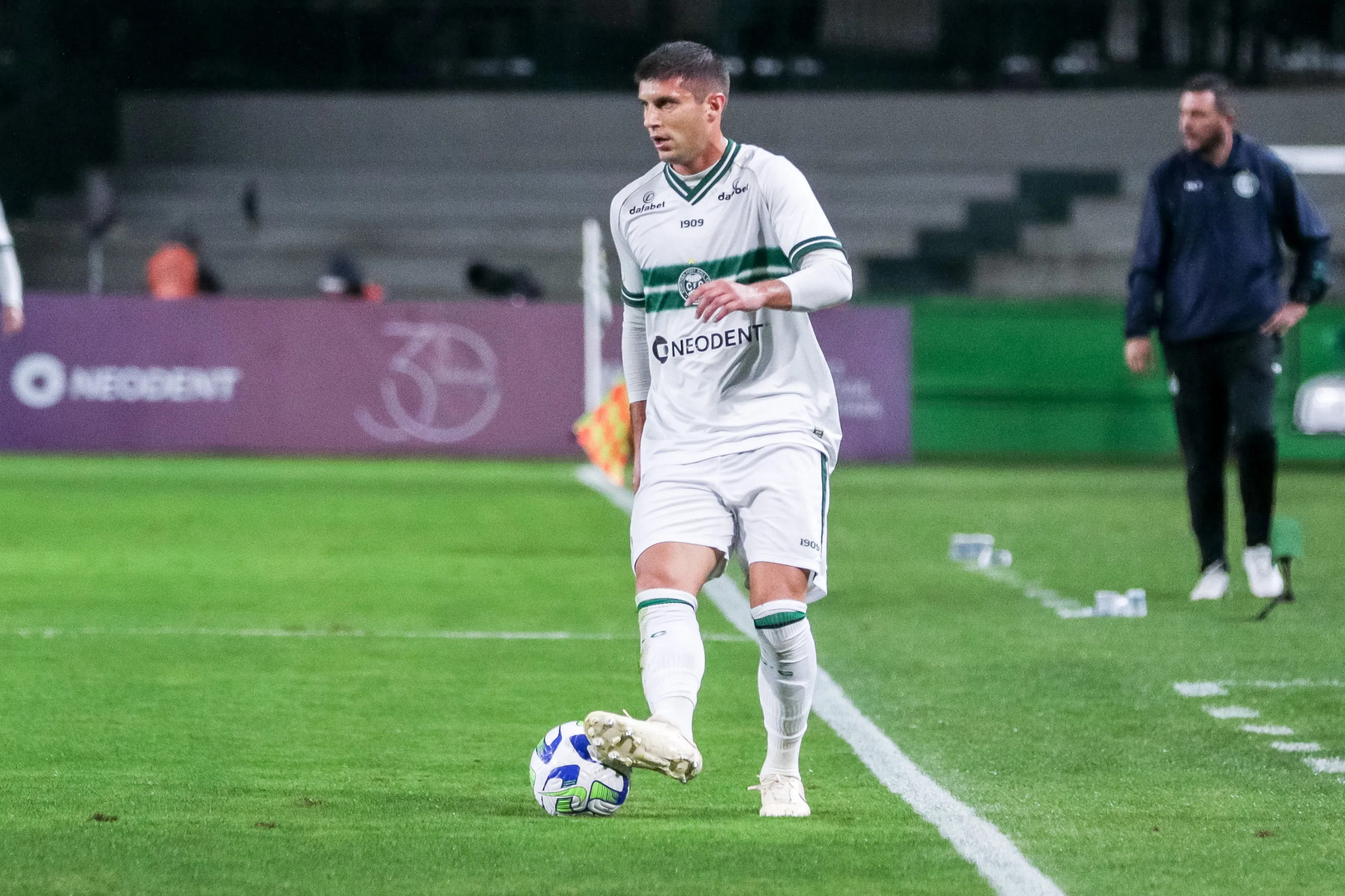 – Kuscevic jogador do Coritiba durante partida contra o America-MG no estadio Couto Pereira pelo campeonato Brasileiro A 2023. Foto: Robson Mafra/AGIF