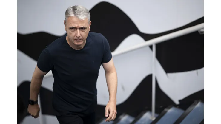 Tiago Nunes tecnico do Botafogo durante partida contra o Santos no estadio Engenhao pelo campeonato Brasileiro A 2023. Foto: Jorge Rodrigues/AGIF