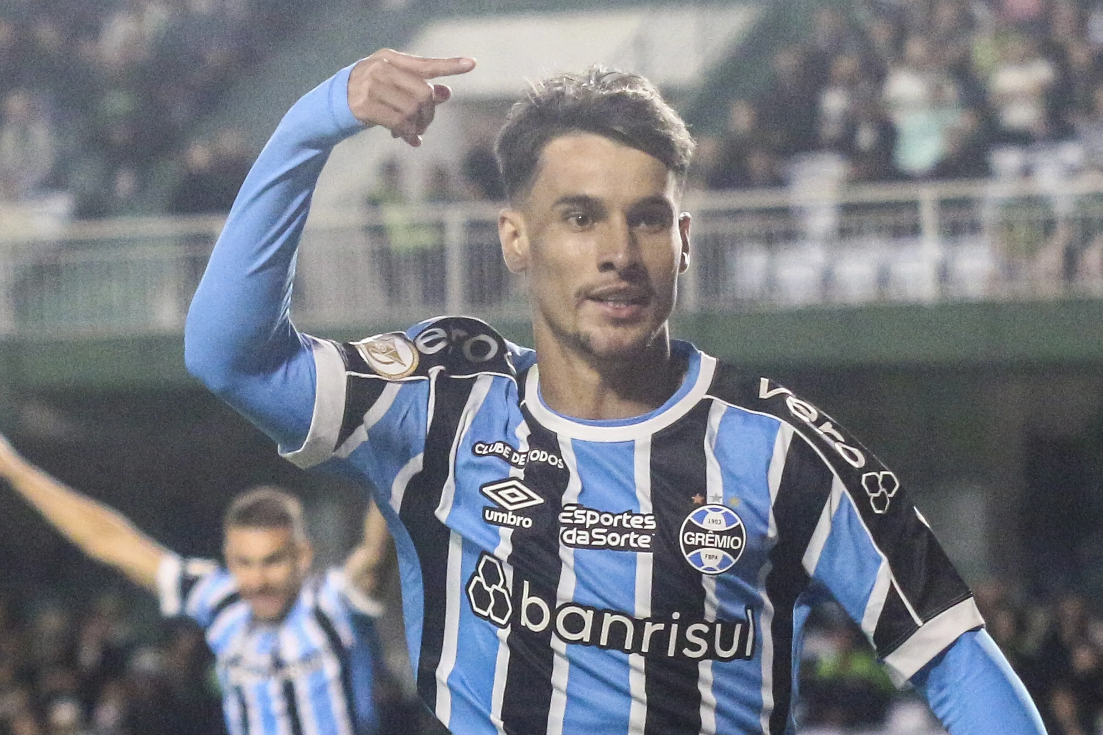 Ferreira comemora seu gol durante partida contra o Coritiba no estadio Couto Pereira pelo campeonato Brasileiro A 2023. Foto: Gabriel Machado/AGIF