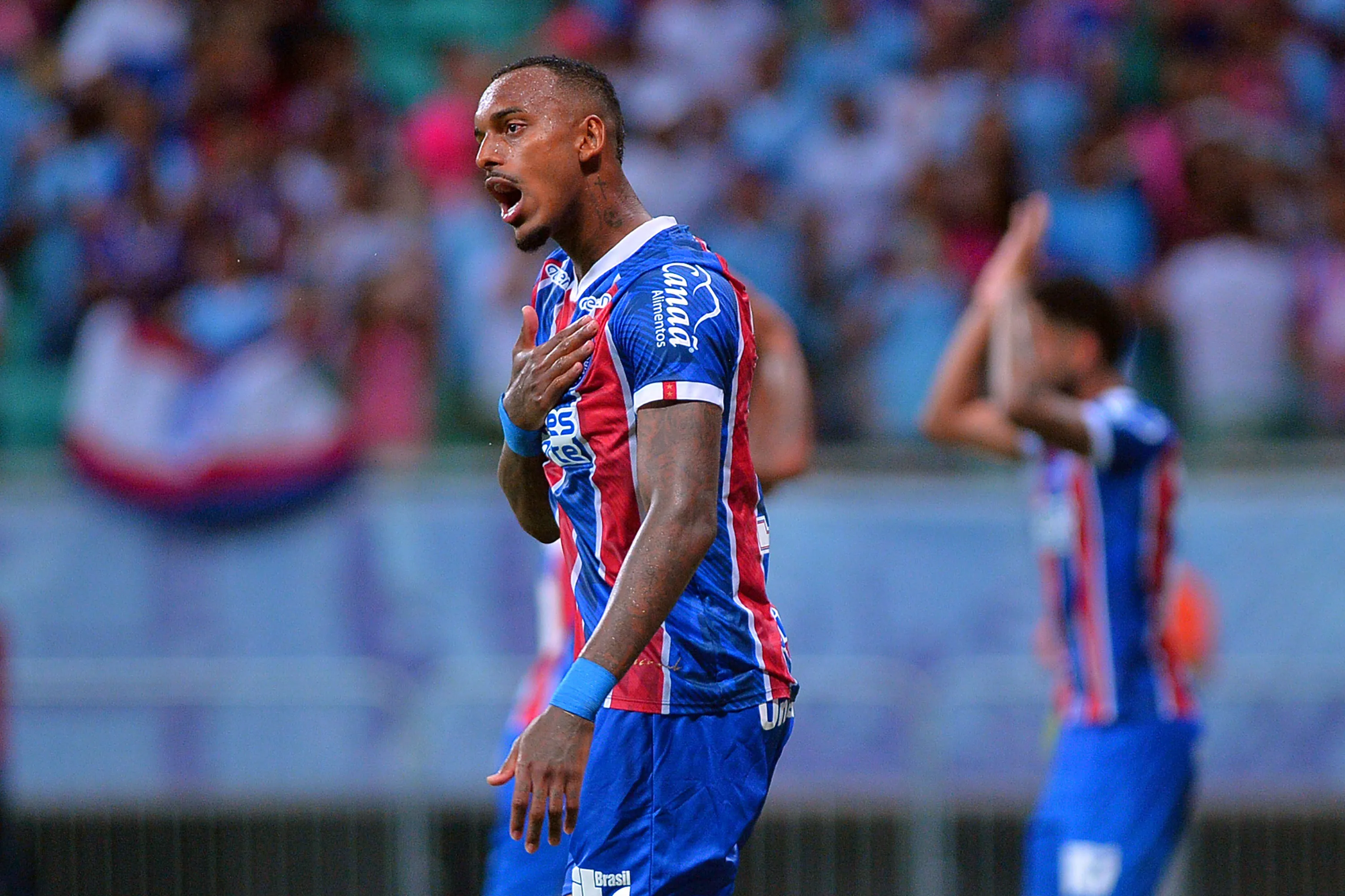 – Raul Gustavo, jogador do Bahia comemora o gol de Rafael Ratão, durante partida contra o Fortaleza no estádio Arena Fonte Nova pelo campeonato Brasileiro A 2023. Foto: Walmir Cirne/AGIF
