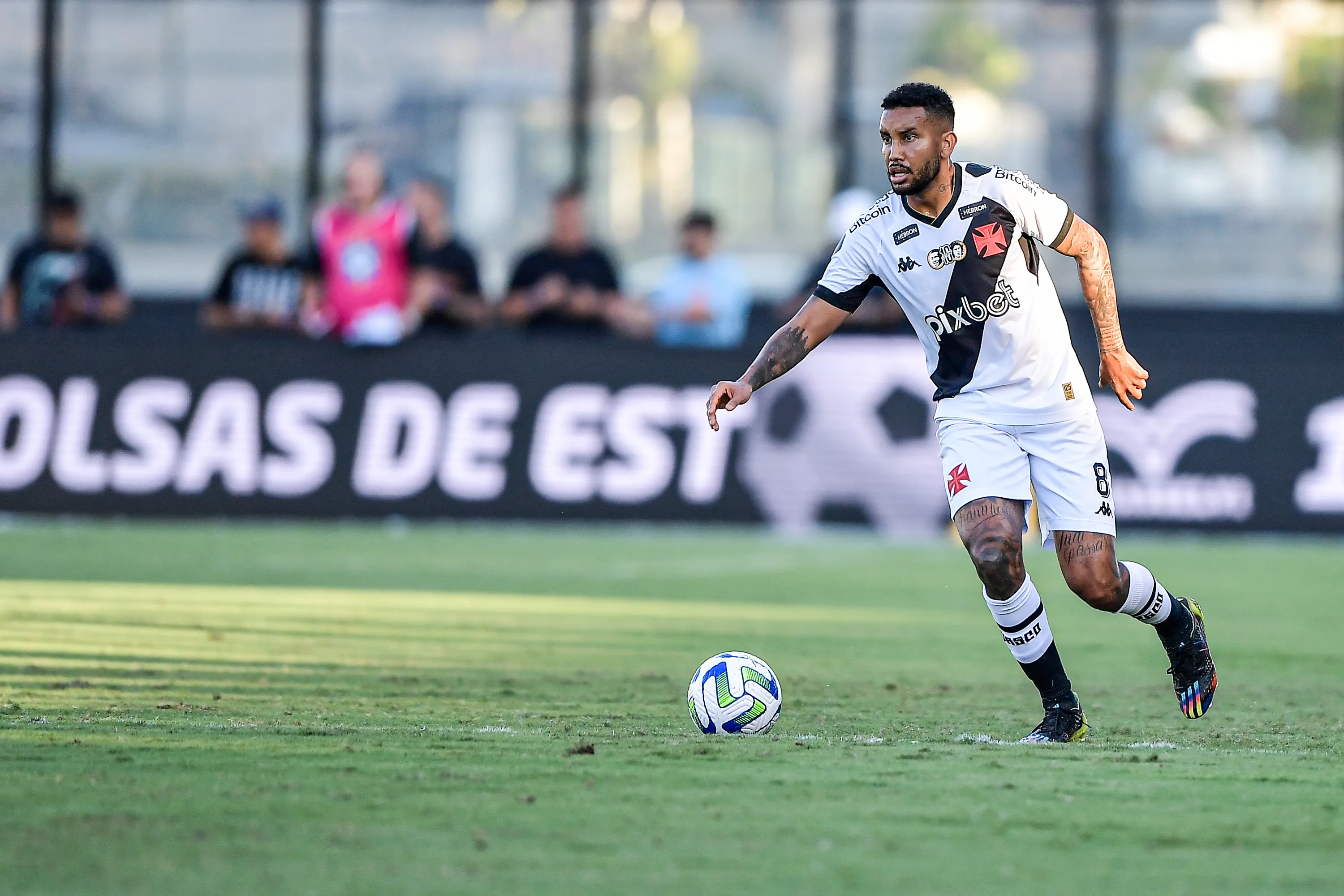 Jair jogador do Vasco durante partida contra o Santos no estadio Sao Januario pelo campeonato BRASILEIRO A 2023. Foto: Thiago Ribeiro/AGIF