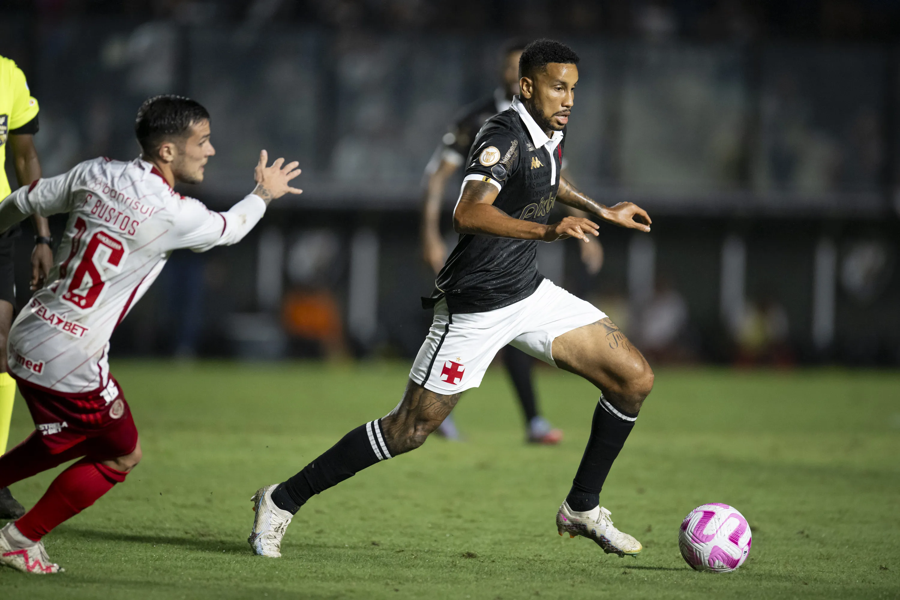 Jair pode voltar a ser titular – Foto: Jorge Rodrigues/AGIF.