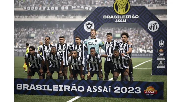 Elenco do Botafogo no duelo contra o Santos. Foto: Jorge Rodrigues/AGIF