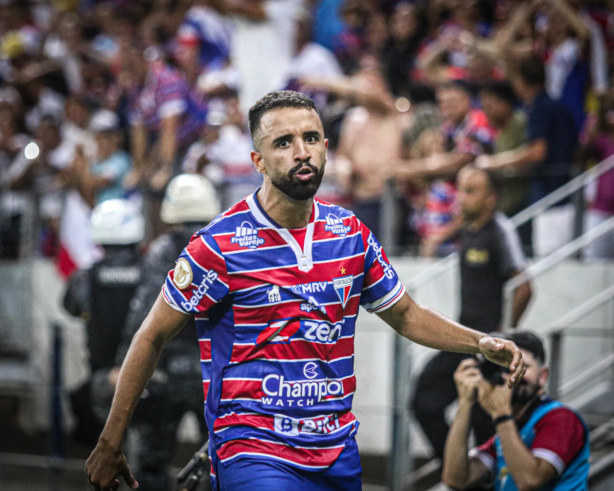 Caio Alexandre comemora seu gol durante partida contra o Flamengo no estadio Arena Castelao pelo campeonato Brasileiro A 2022. Foto: Lucas Emanuel/AGIF