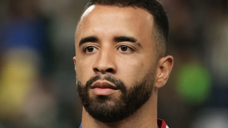 Caio Alexandre durante execução do hino nacional antes da partida contra o Coritiba no estádio Couto Pereira pelo campeonato BRASILEIRO A 2023.
