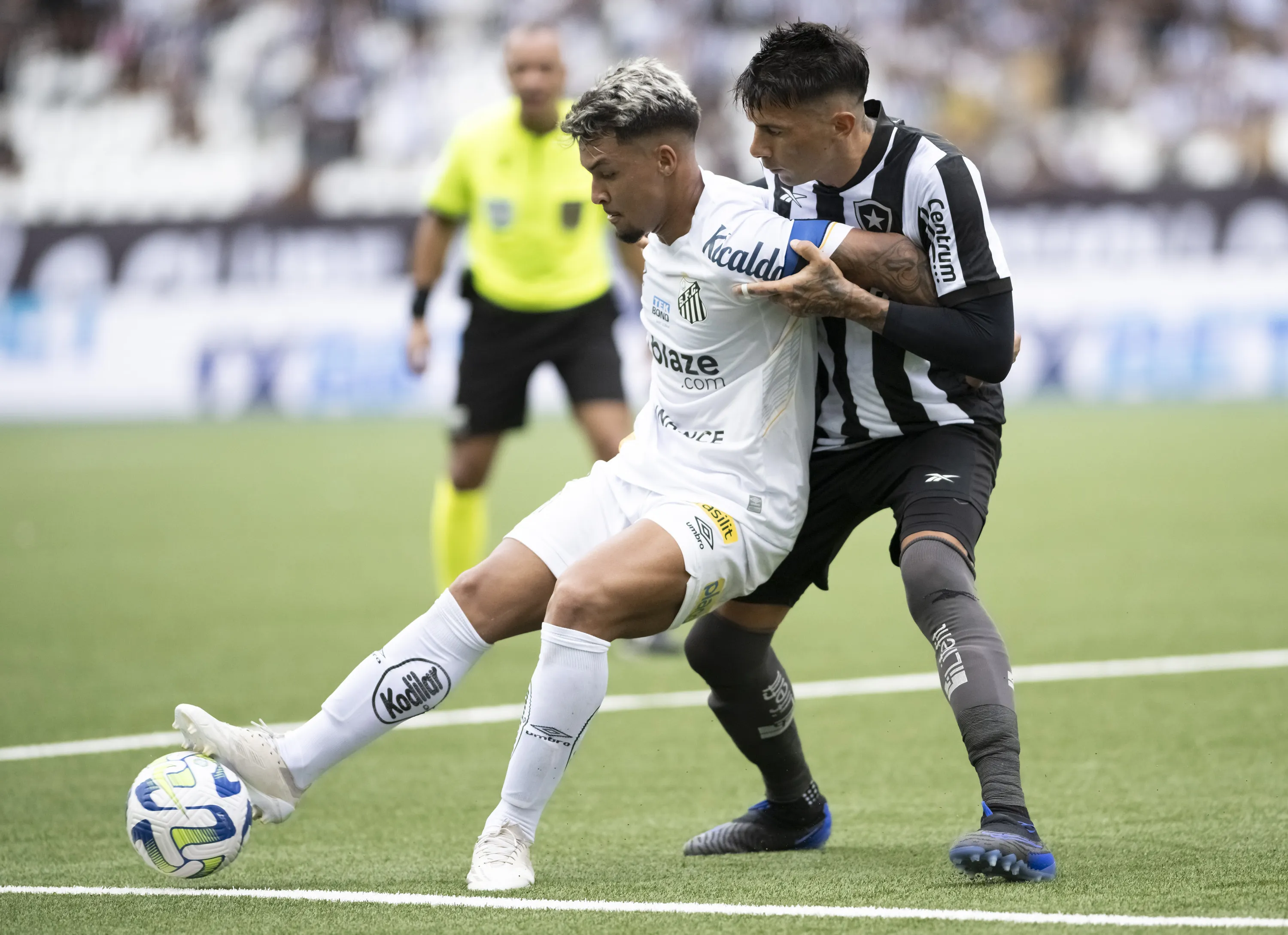 Disputa de bola no duelo entre Botafogo e Santos. Foto: Jorge Rodrigues/AGIF