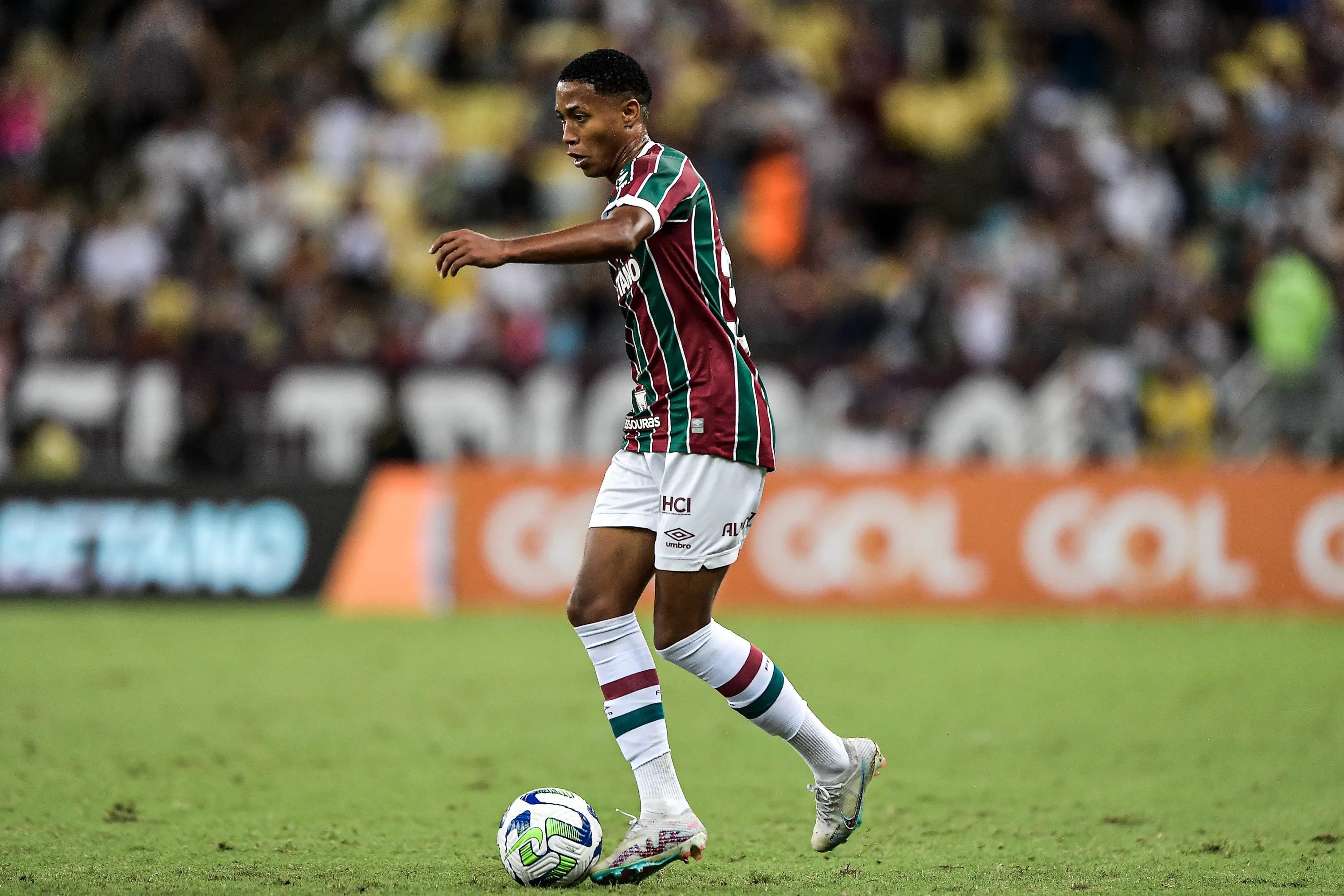Foto: Thiago Ribeiro/AGIF – Isaac em ação pelo Fluminense no Campeonato Brasileiro.