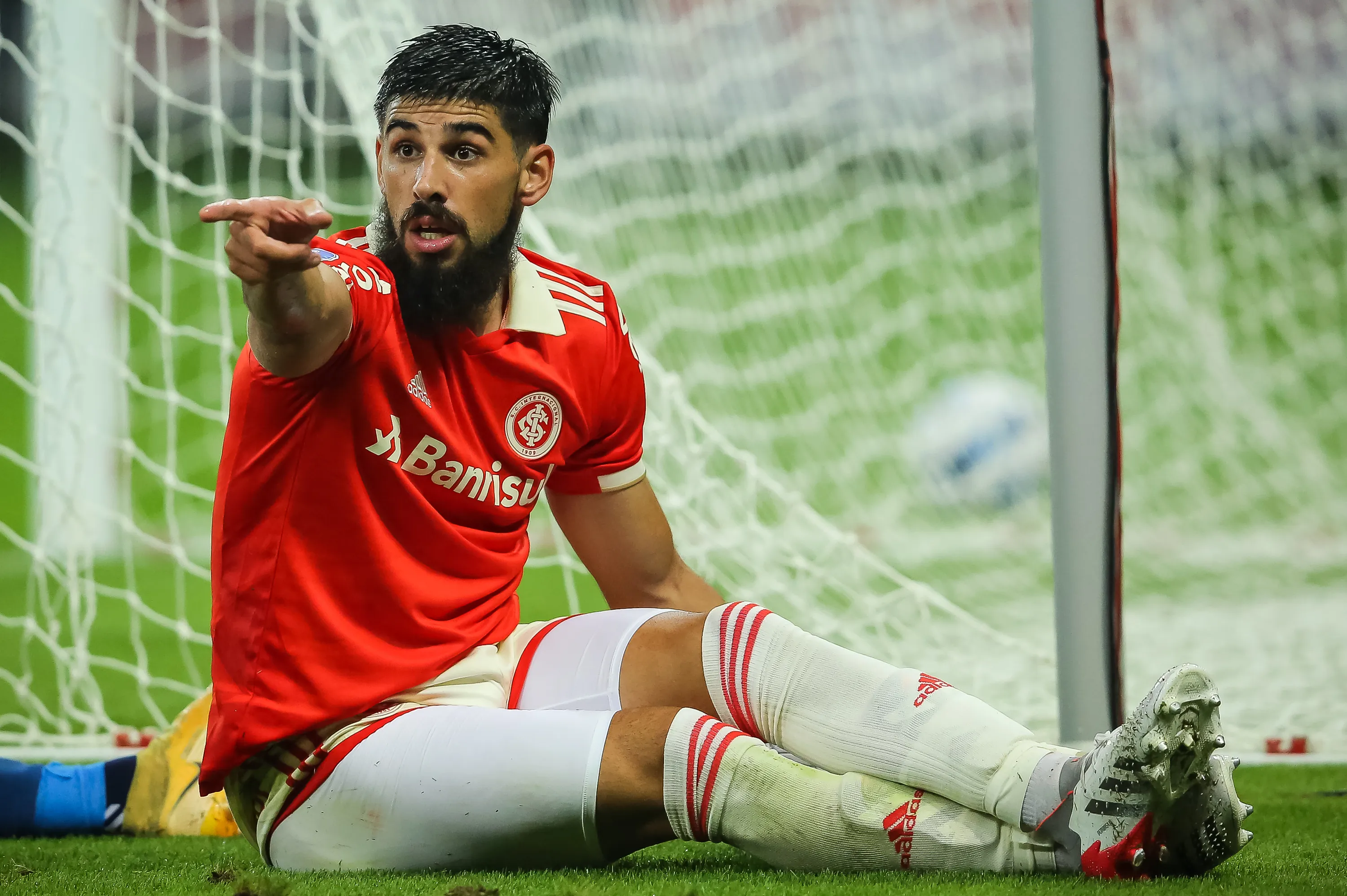 Bruno Mendez lamenta chance perdida durante partida contra o 9 De Octubre no estadio Beira-Rio pelo campeonato Copa Sul-Americana 2022. Foto: Pedro H. Tesch/AGIF