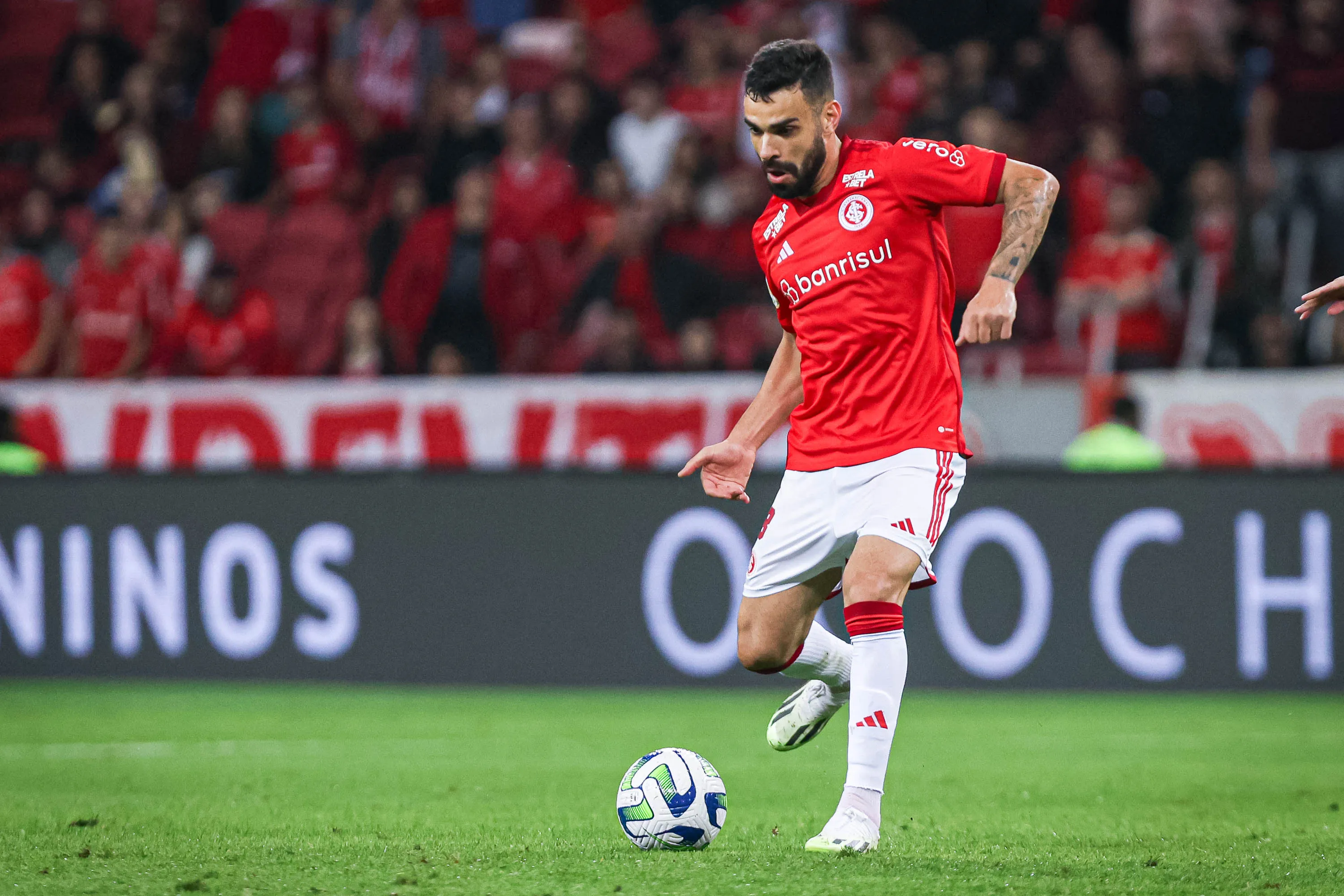 Foto: Maxi Franzoi/AGIF – Bruno Henrique em ação pelo Inter no Campeonato Brasileiro.
