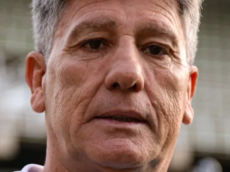 AGORA! Torcida do Grêmio 'RASGA' medalhão de Renato