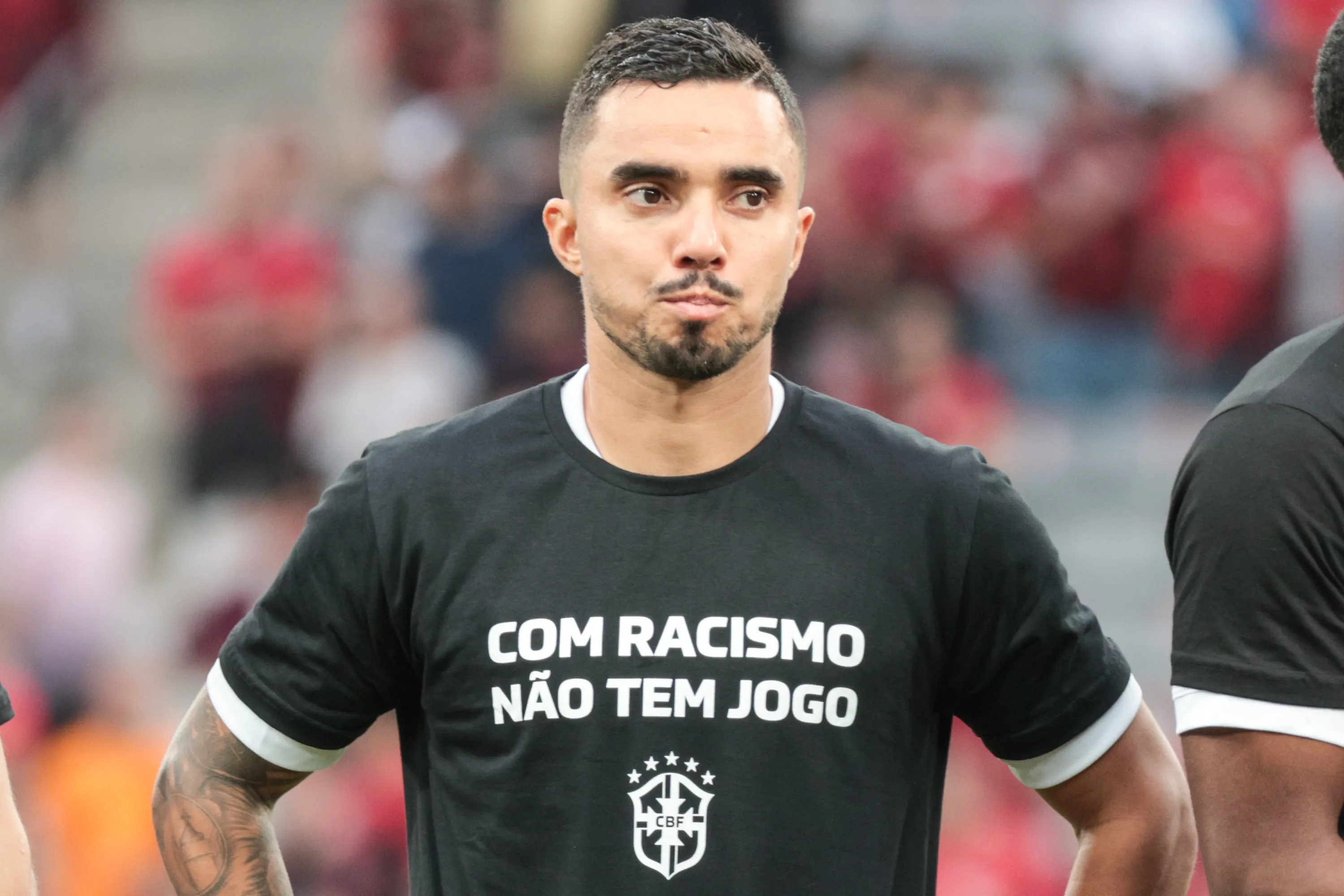 Fabio jogador do Gremio utilizando camiseta preta com a frase Com Racismo Nao Tem Jogo, durante execucao do hino nacional antes da partida contra o Athletico-PR no estadio Arena da Baixada pelo campeonato BRASILEIRO A 2023. Foto: Robson Mafra/AGIF