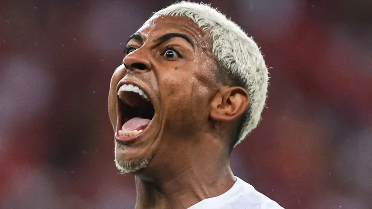 John Kennedy jogador do Fluminense comemora seu gol durante partida contra o Internacional no estádio Beira-Rio pelo campeonato Libertadores 2023. Foto: Maxi Franzoi/AGIF
