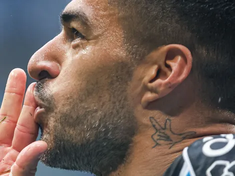 URGENTE, PARA DEITAR COM SUÁREZ! Torcida pede 'camisa 14' pintando no Grêmio