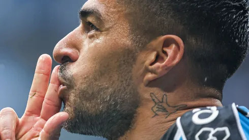 Luis Suarez comemora seu gol durante partida contra o Cuiabá no estádio Arena do Grêmio pelo campeonato Brasileiro A 2023. Foto: Maxi Franzoi/AGIF