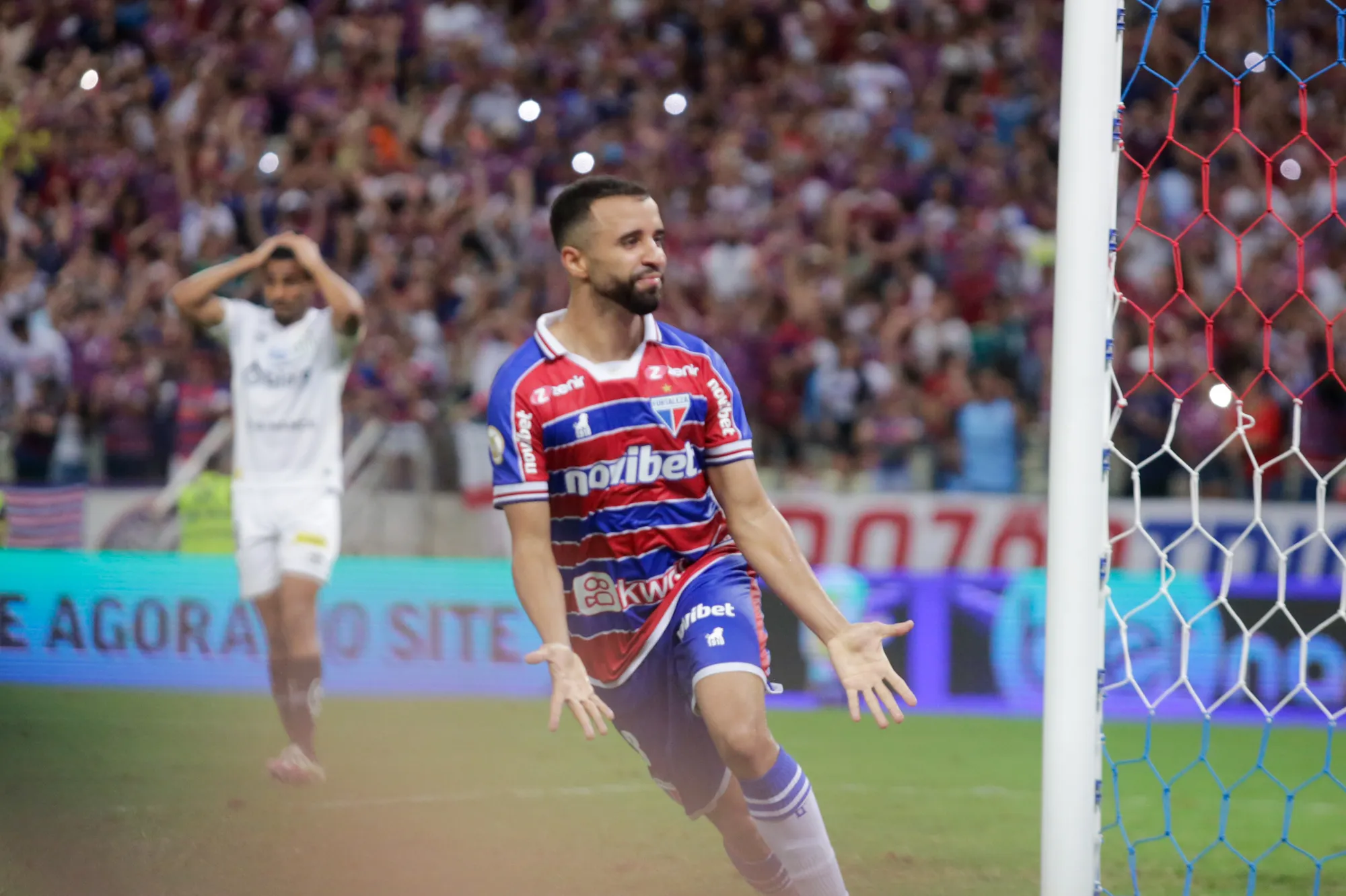 Caio Alexandre jogador do Fortaleza comemora seu gol durante partida contra o Santos no estadio Arena Castelao pelo campeonato Brasileiro A 2023. Foto: Lucas Emanuel/AGIF