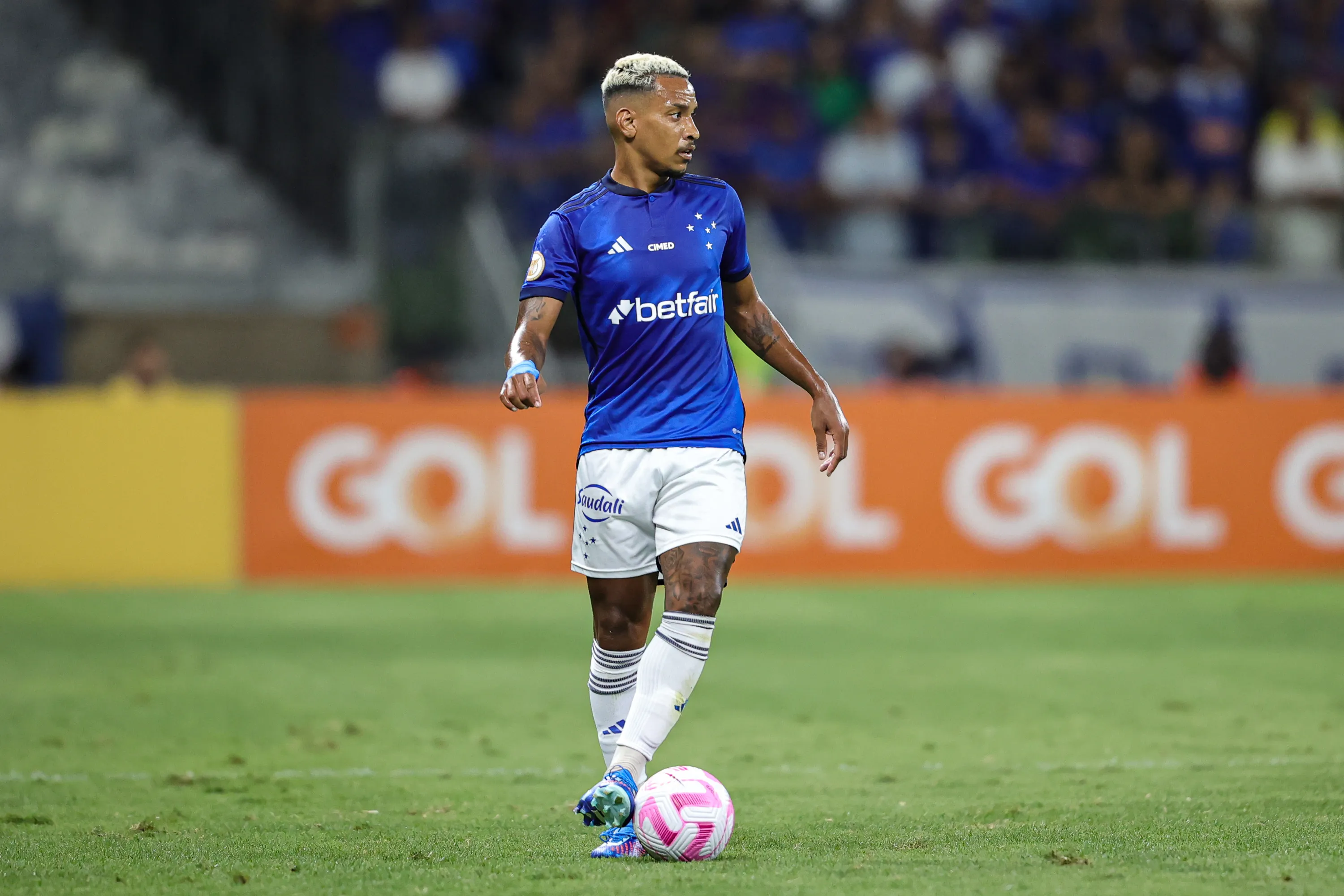Foto: Gilson Lobo/AGIF – Matheus Pereira em ação pelo Campeonato Brasileiro.