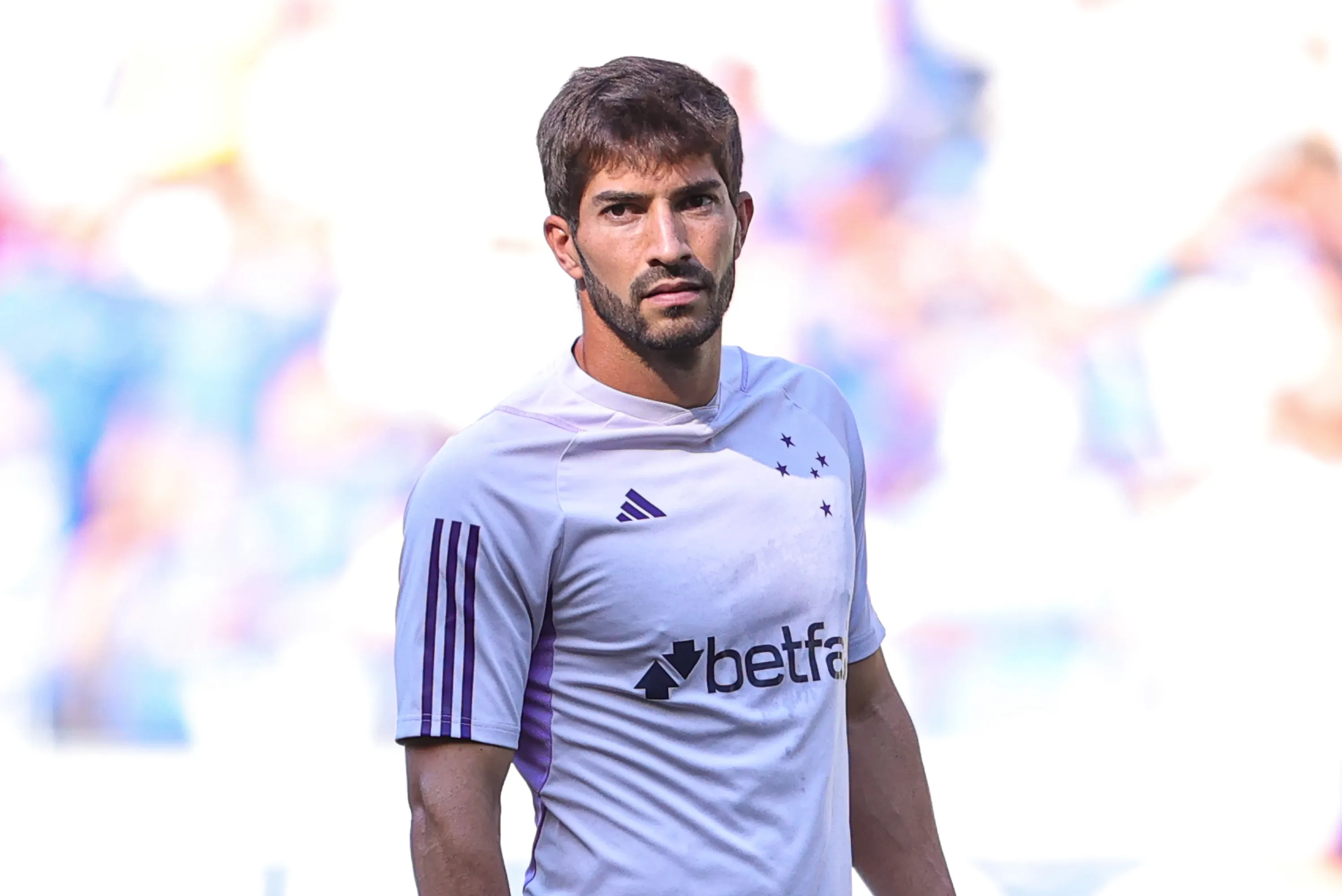 Foto: Gilson Lobo/AGIF – Lucas Silva em ação pelo Cruzeiro no Campeonato Brasileiro de 2023.