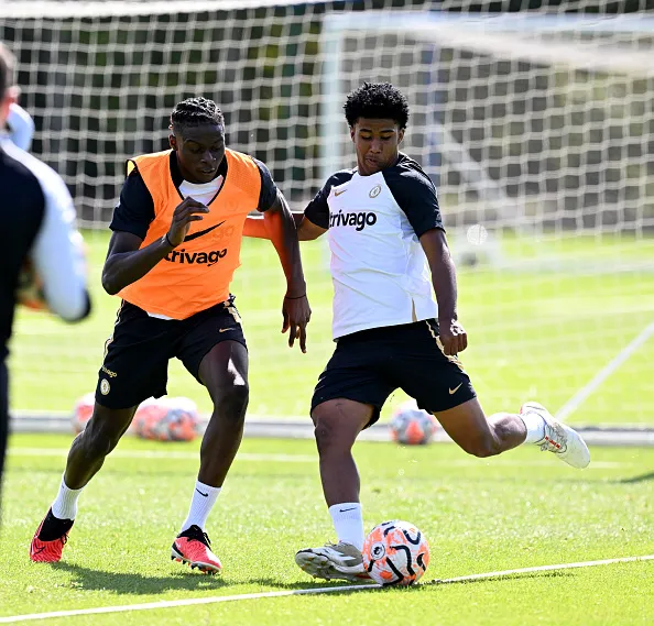 (Photo by Darren Walsh/Chelsea FC via Getty Images) – Andrey Santos treinando no Chelsea
