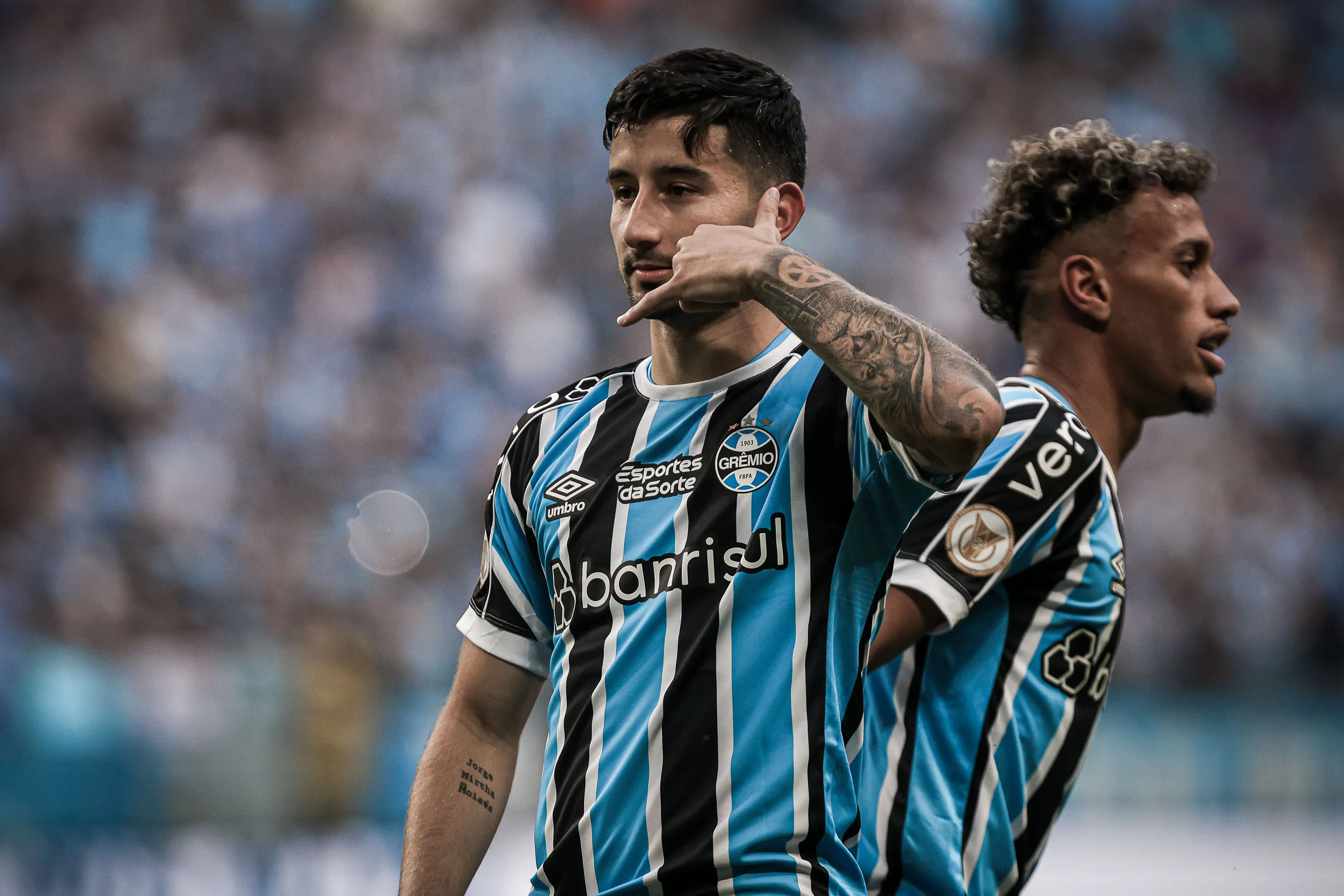 Mathias Villasanti comemora seu gol durante partida contra o Coritiba no estadio Arena do Gremio pelo campeonato BRASILEIRO A 2023. Foto: Maxi Franzoi/AGIF