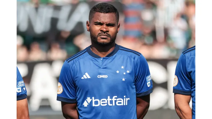 Nikao jogador do Cruzeiro durante execucao do hino nacional antes da partida contra o Coritiba no estadio Durival de Britto pelo campeonato Brasileiro A 2023. Foto: Robson Mafra/AGIF