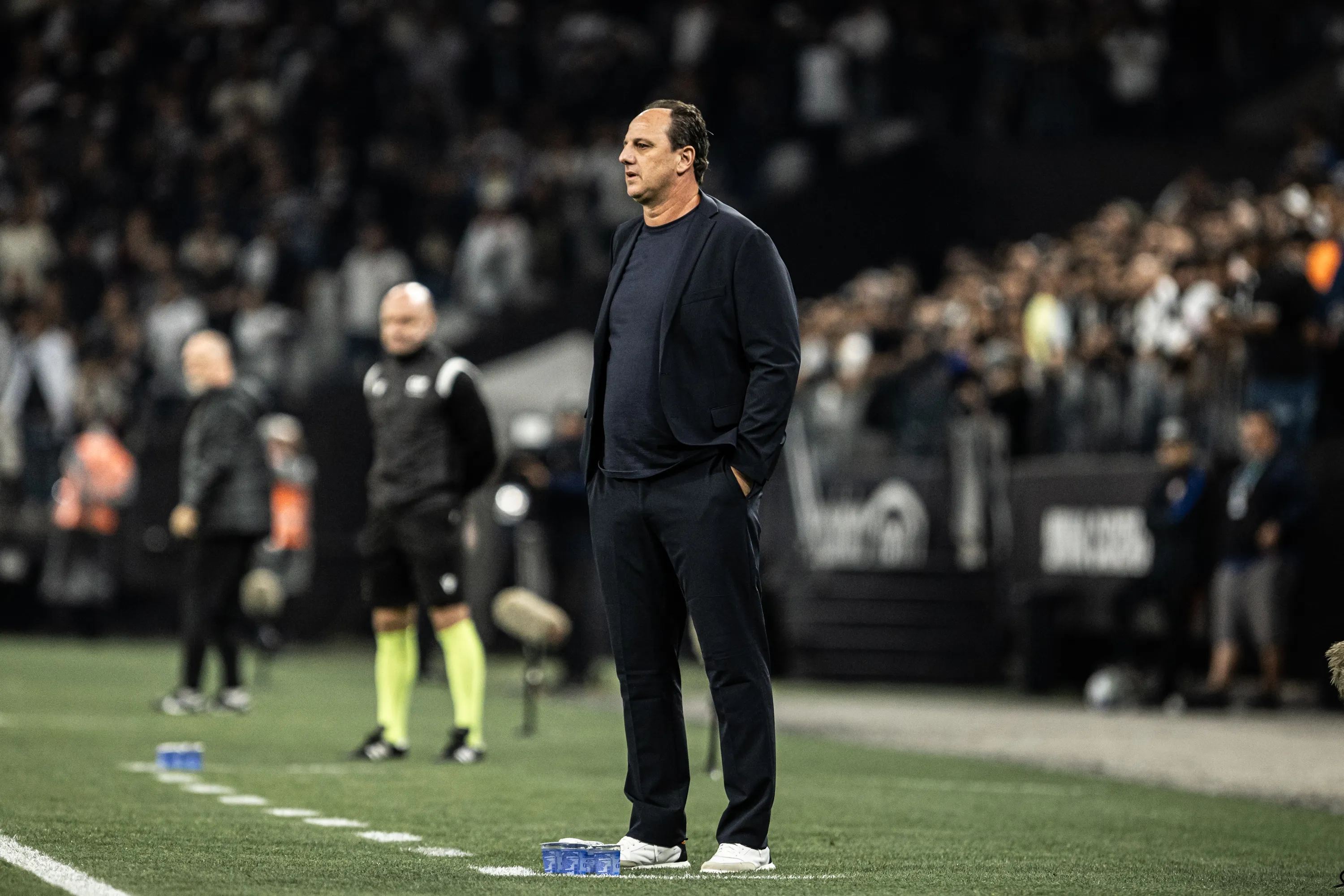 Foto: Abner Dourado/AGIF – Rogério Ceni em ação no confronto contra o Corinthians.