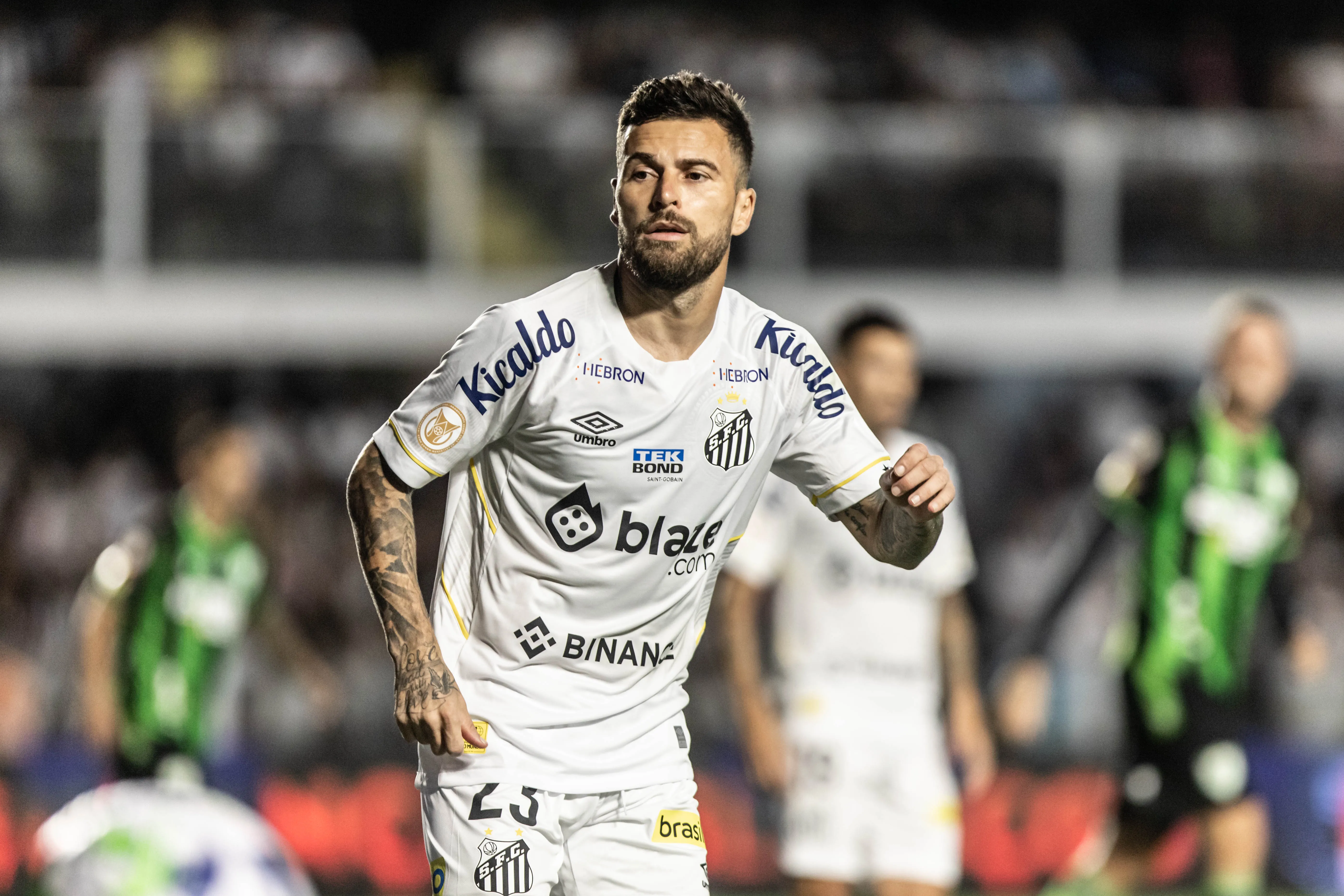 Lucas Lima durante partida contra o America-MG no estadio Vila Belmiro pelo campeonato BRASILEIRO A 2023. Foto: Abner Dourado/AGIF