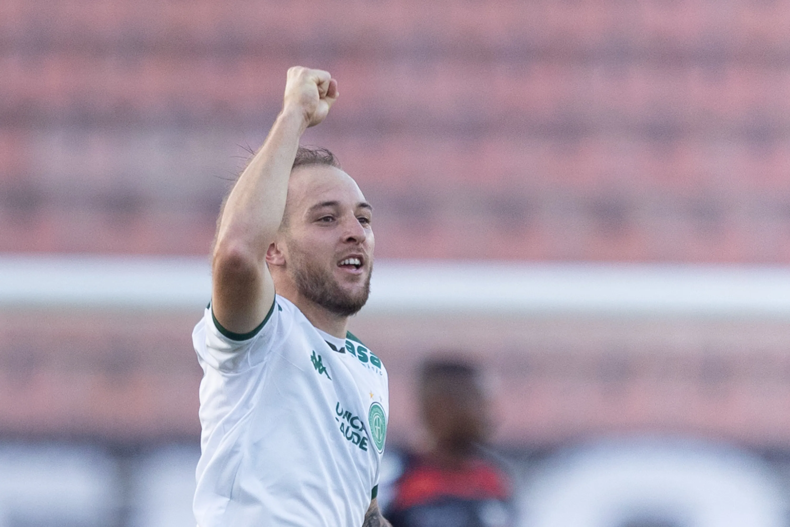 Foto: Diogo Reis/AGIF – Bruno José em ação pelo Guarani na Série B.