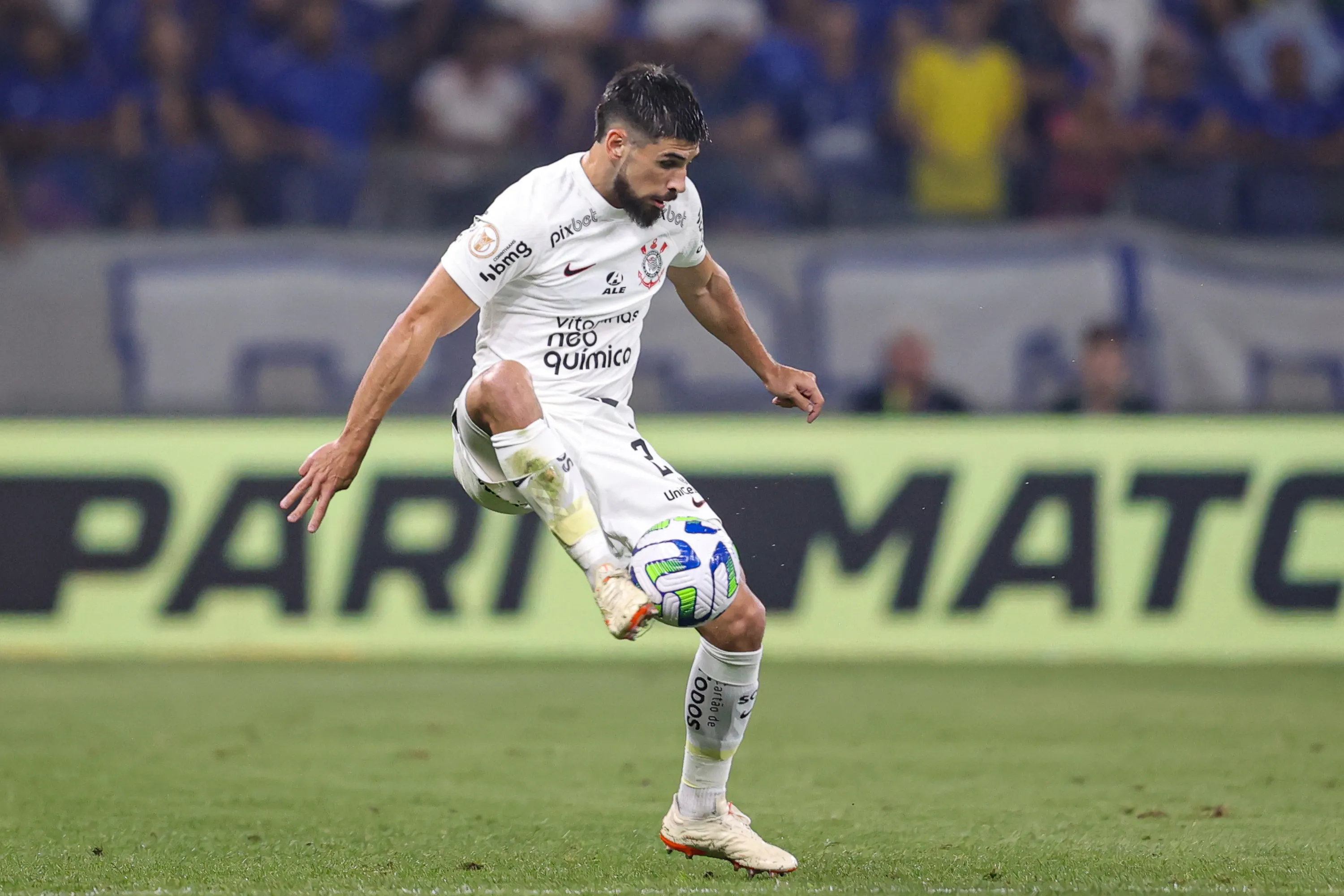 Foto: Gilson Lobo/AGIF – Bruno Méndez em ação pelo Corinthians no Campeonato Brasileiro.