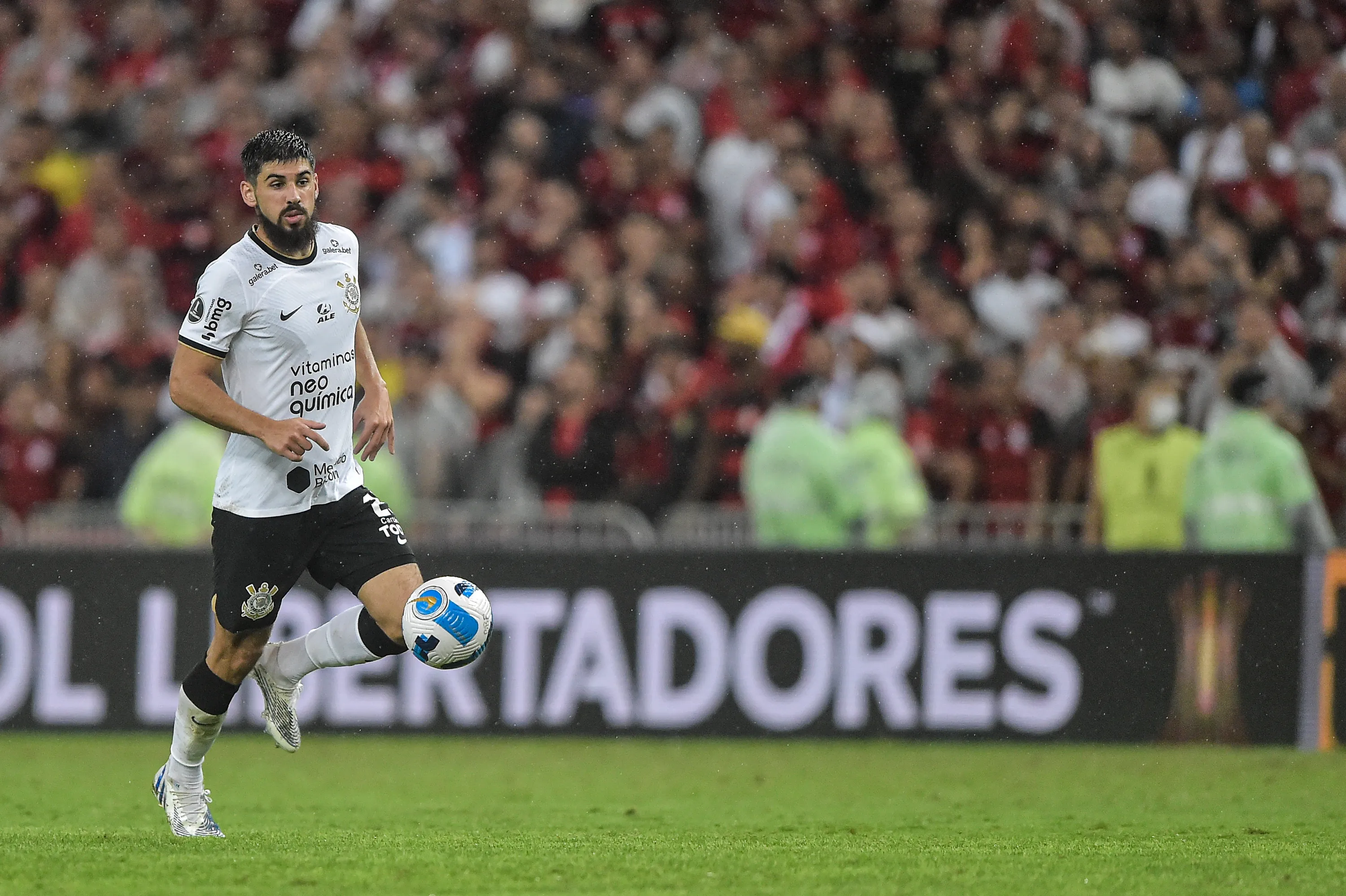 Bruno Mendez em ação pelo Corinthians. Foto: Thiago Ribeiro/AGIF