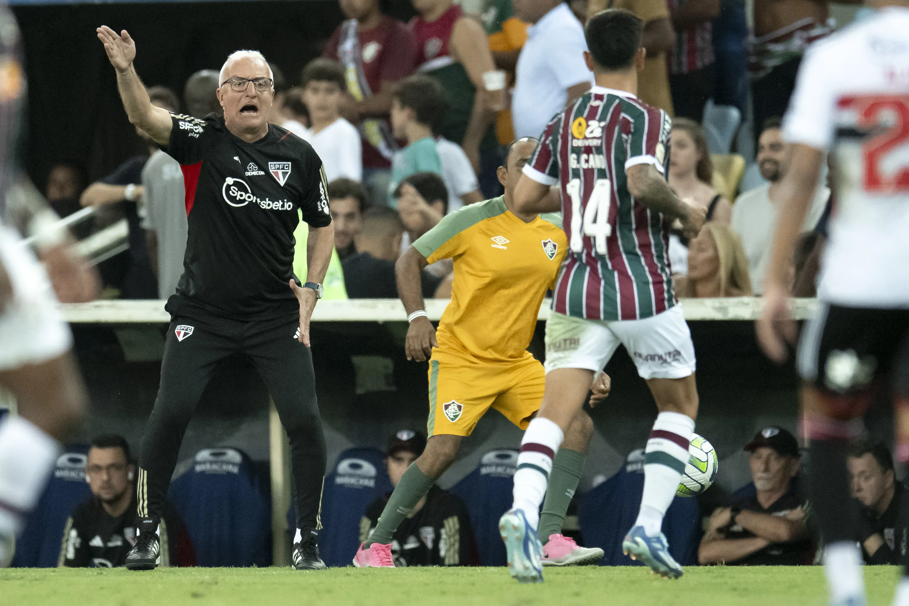 Dorival reclama da arbitragem após derrota contra o Fluminense. Foto: Jorge Rodrigues/AGIF