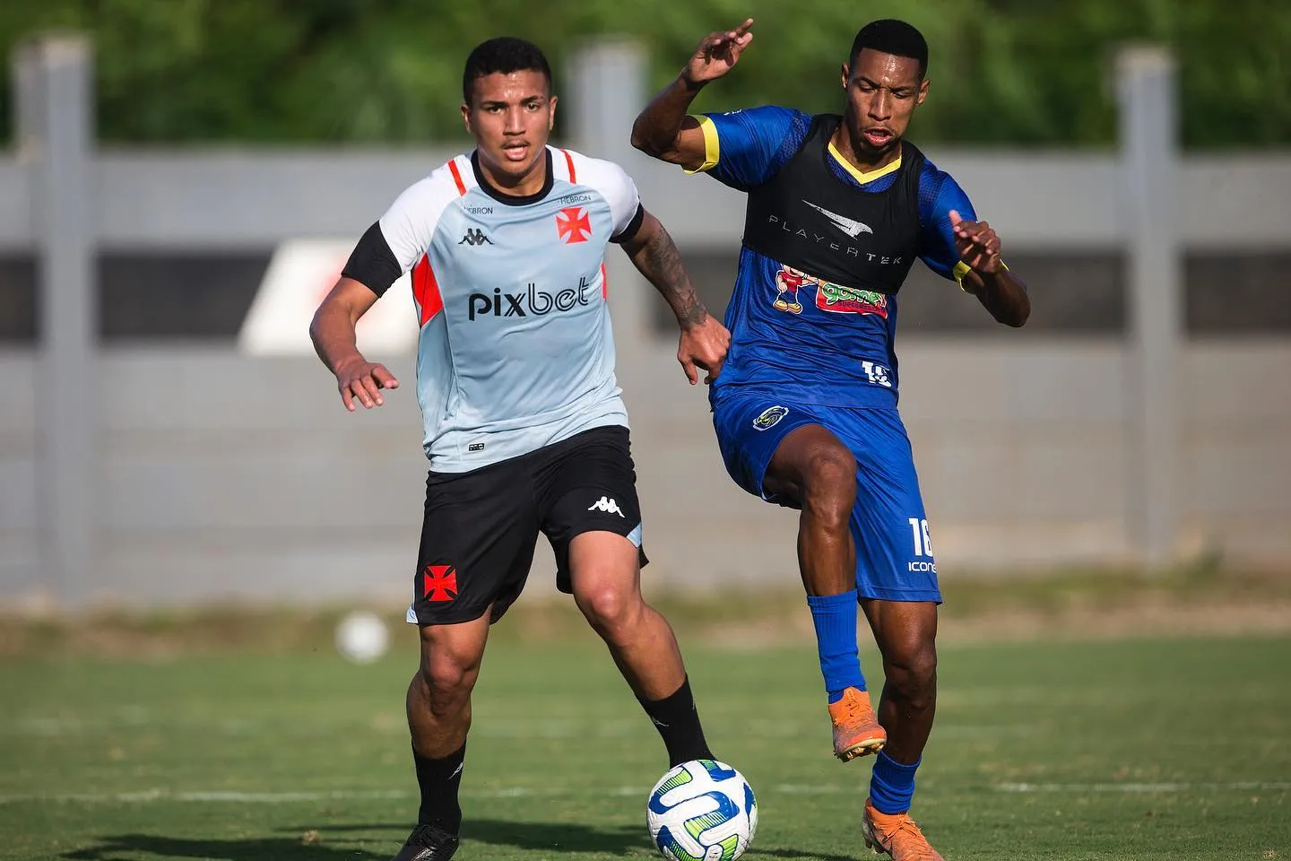 Foto: Daniel Ramalho/Vasco – Mateus Carvalho em jogo-treino com a camisa do Vasco.