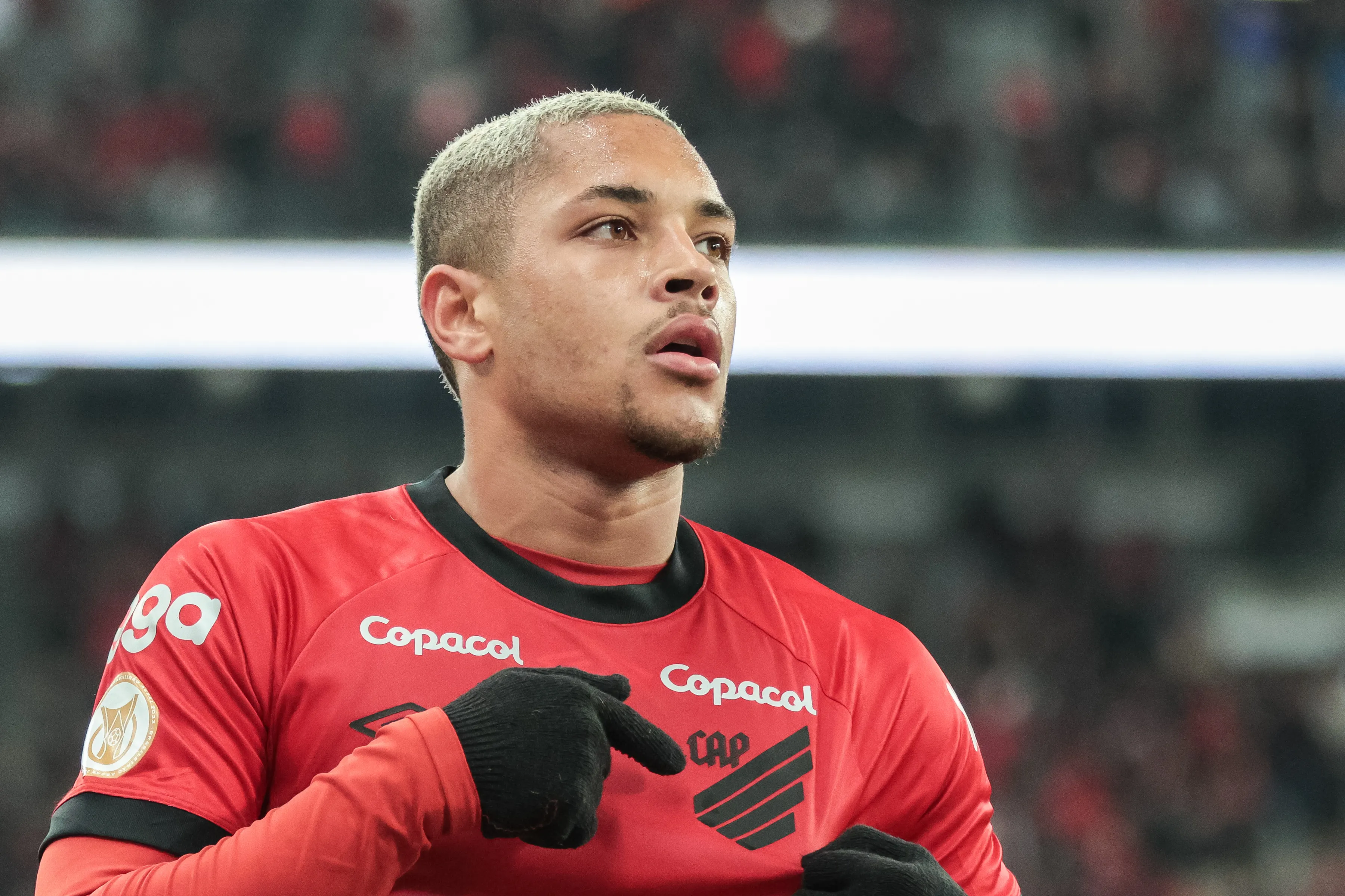 Foto: Robson Mafra/AGIF - Vitor Roque tem situação atualizada no Furacão.