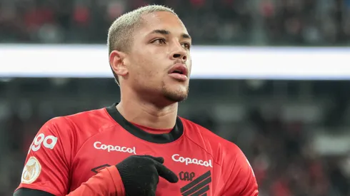 Foto: Robson Mafra/AGIF – Vitor Roque tem situação atualizada no Furacão.