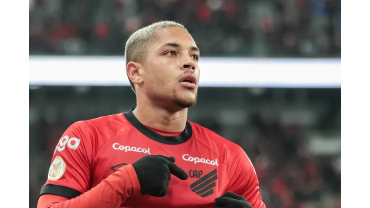 Foto: Robson Mafra/AGIF - Vitor Roque tem situação atualizada no Furacão.