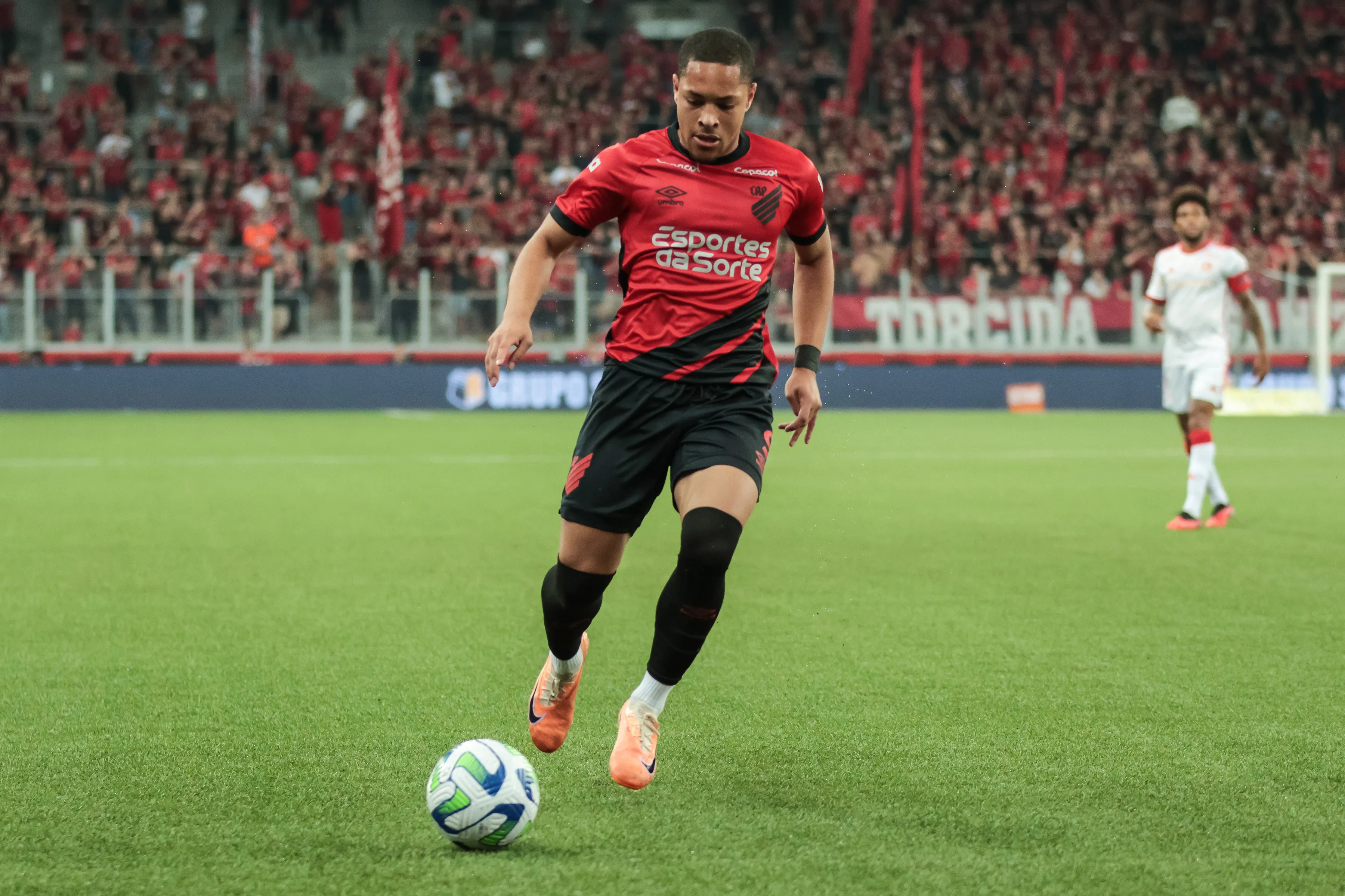 Foto: Robson Mafra/AGIF – Vitor Roque em ação pelo Athletico no Campeonato Brasileiro.