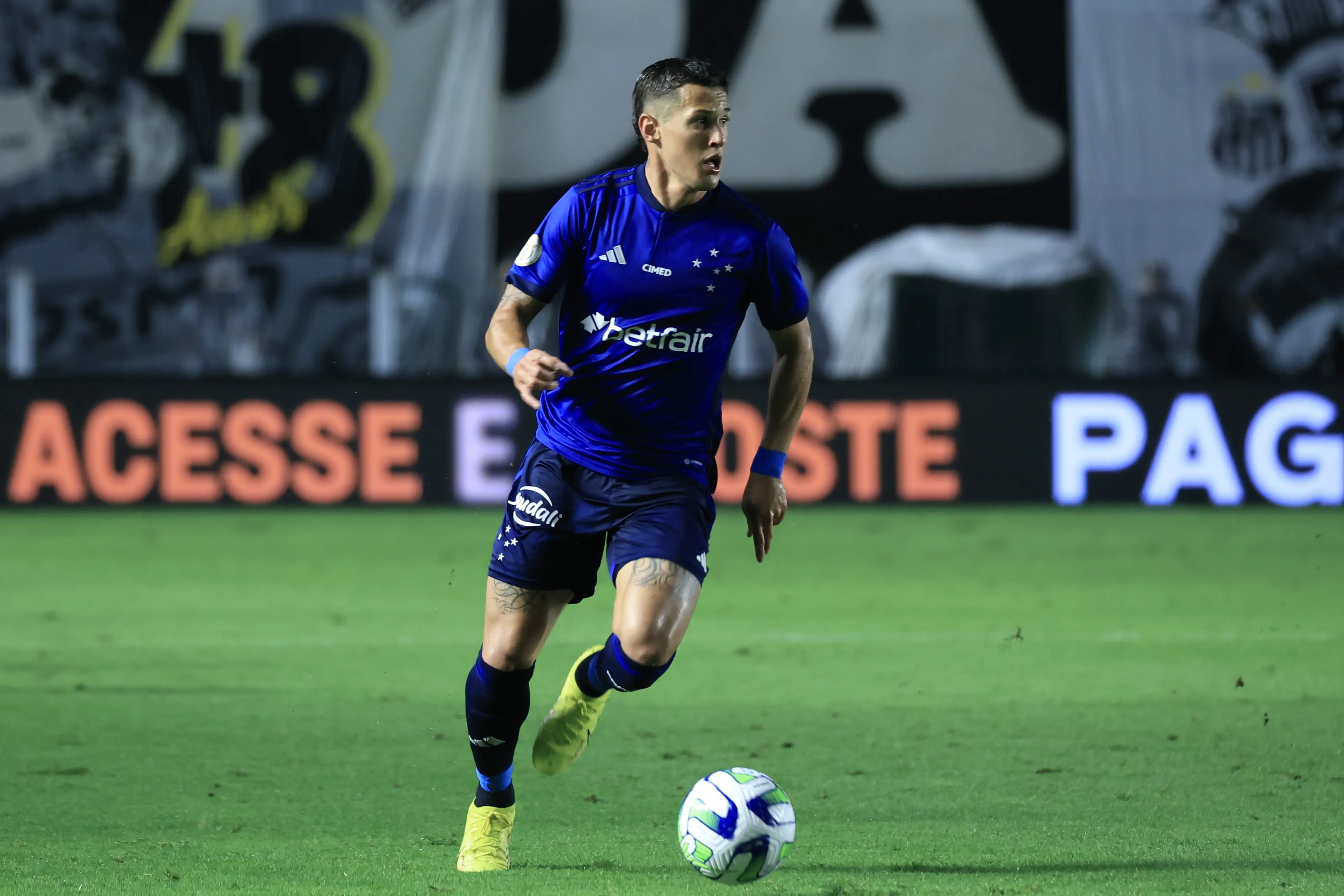 Foto: Marcello Zambrana/AGIF – Vital em ação pelo Cruzeiro no Campeonato Brasileiro.