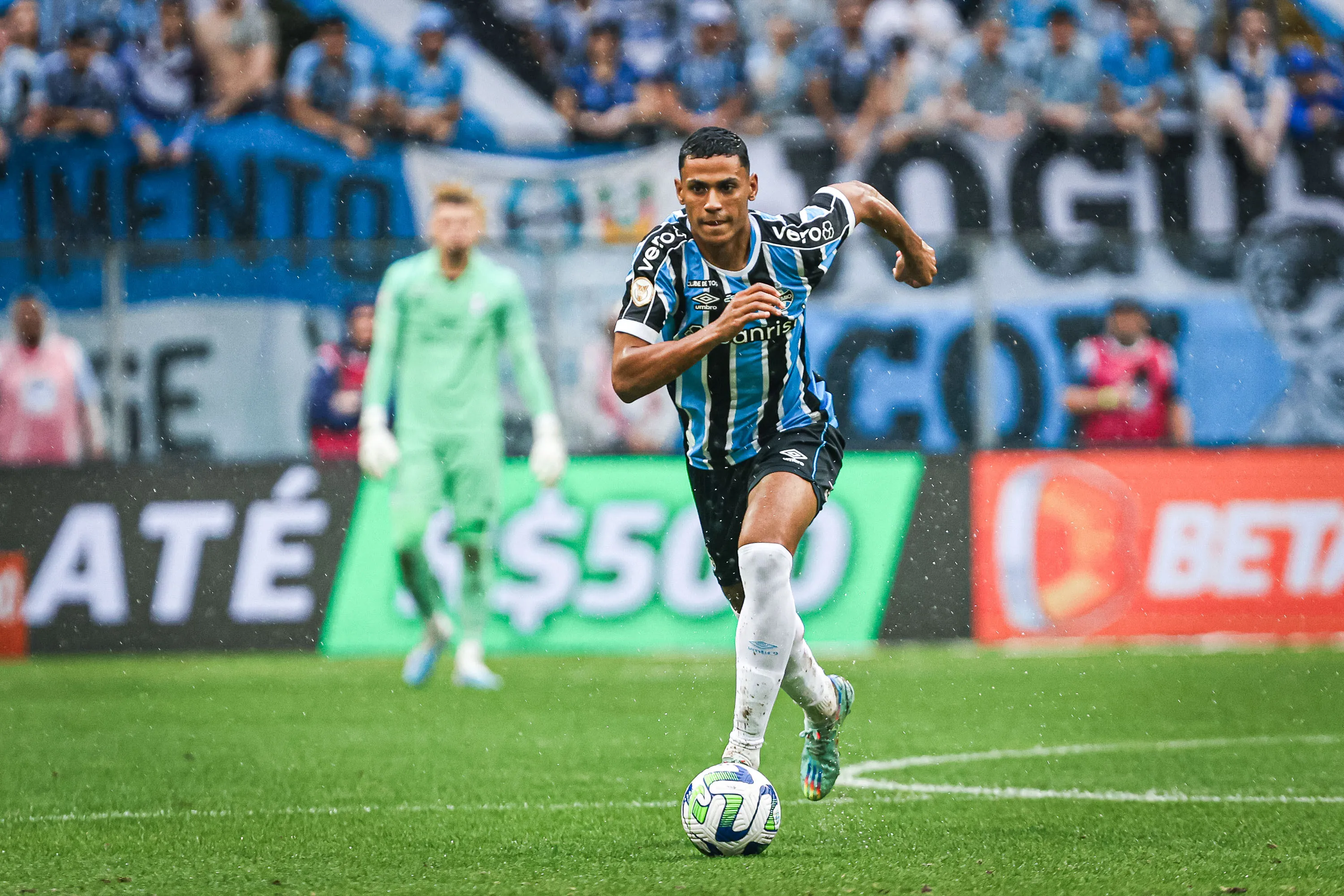 Foto: Maxi Franzoi/AGIF – Bruno Alves em ação pelo Grêmio no Campeonato Brasileiro.
