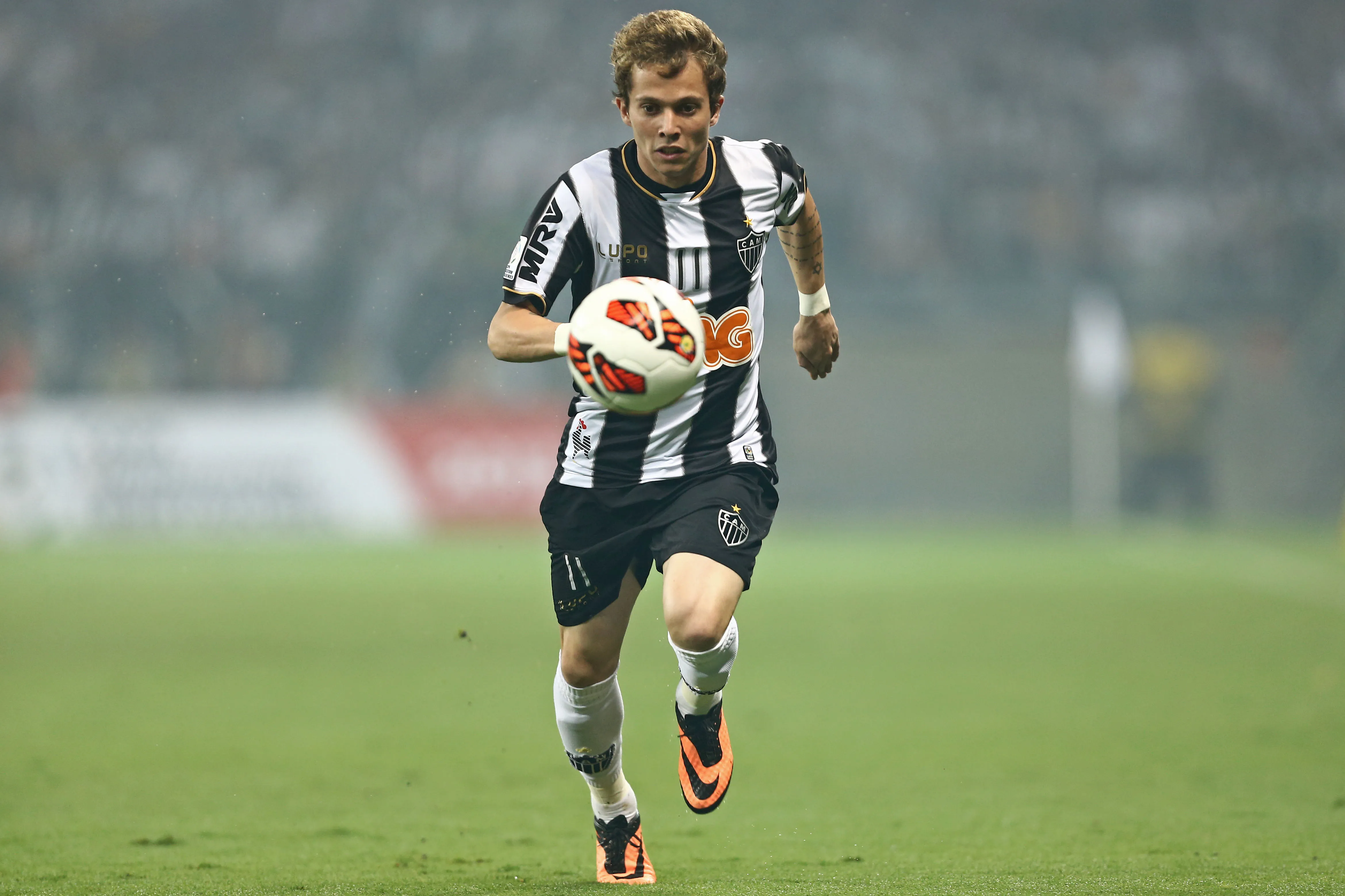 Foto: Heuler Andrey/AGIF – Bernard em ação pelo Atlético em 2013.
