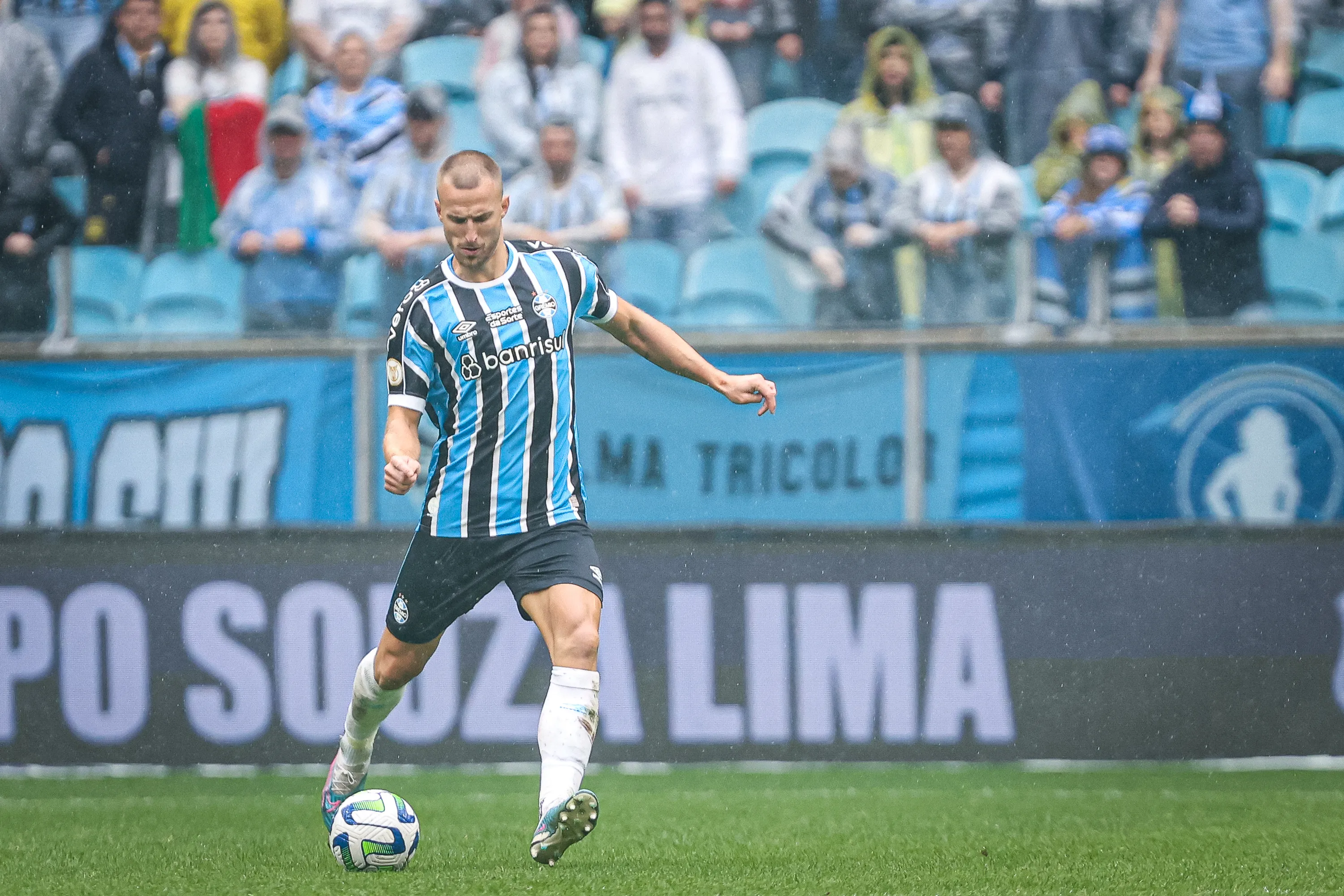 Foto: Maxi Franzoi/AGIF – Rodrigo Ely em ação pelo Grêmio contra o Cuiabá no Campeonato Brasileiro.