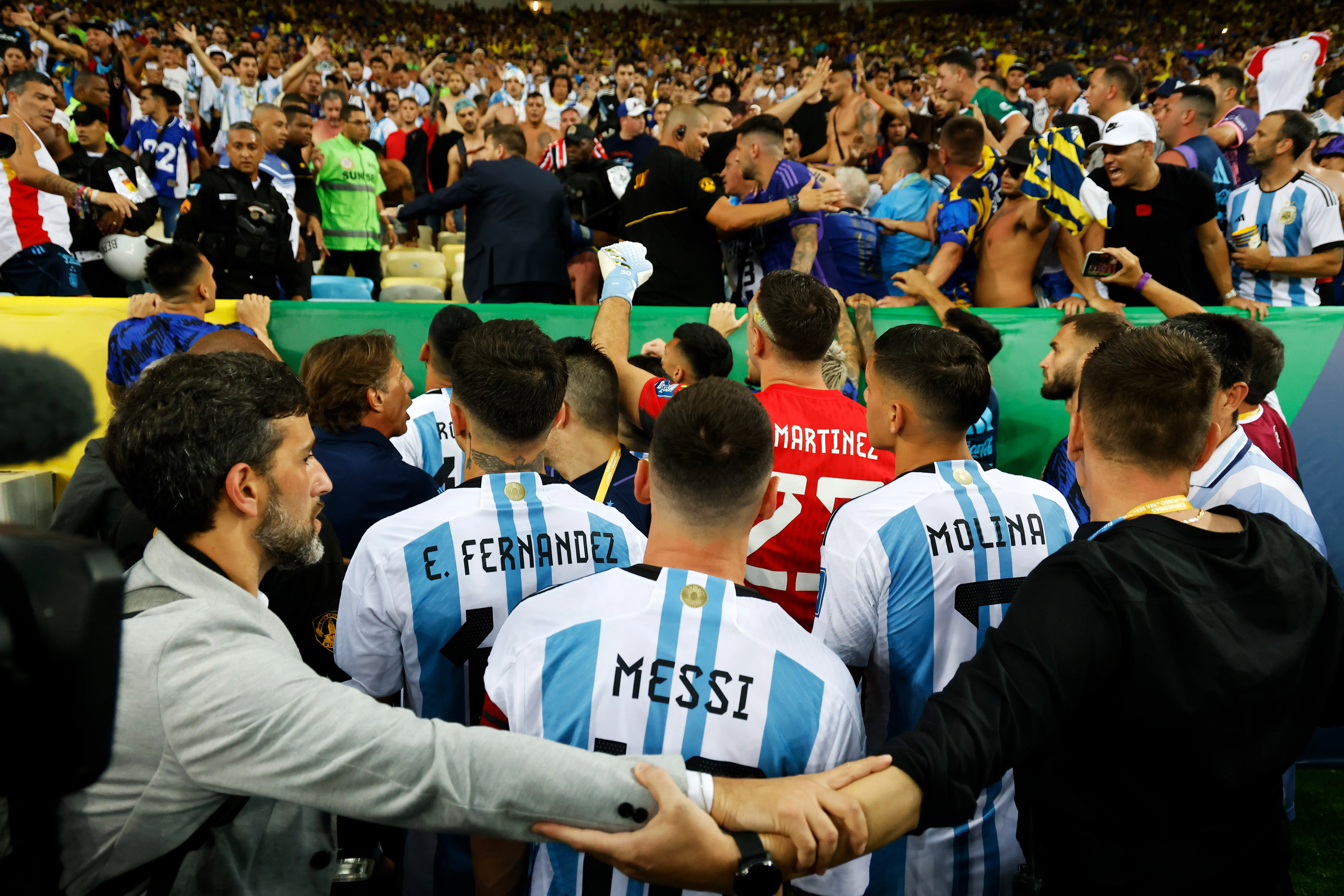 Jogadores da Argentina foram até perto da arquibancada para checar a confusão. Foto: Wagner Meier/Getty Images