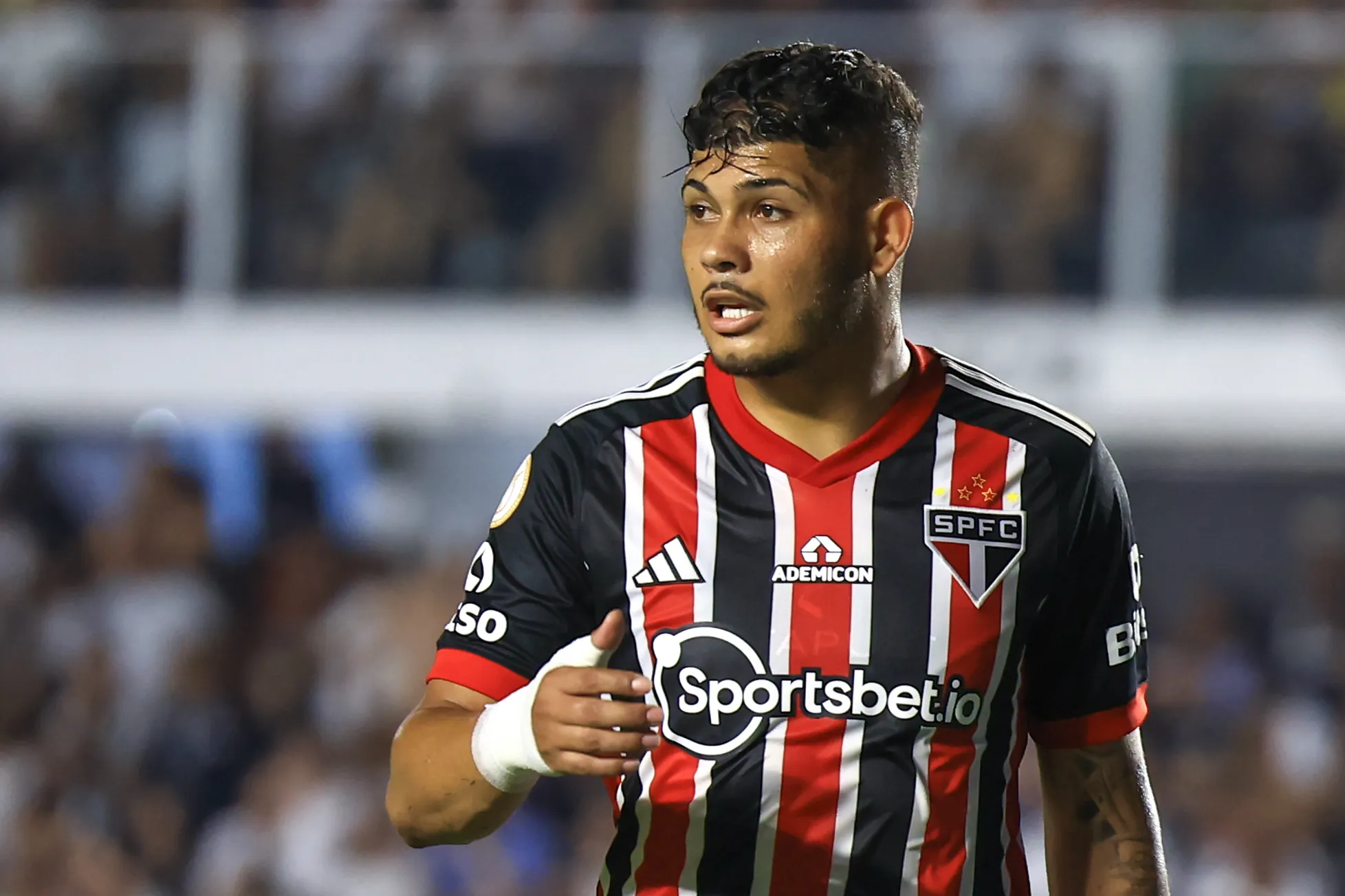 Erison deve ser titular contra o Fluminense. Foto: Marcello Zambrana/AGIF