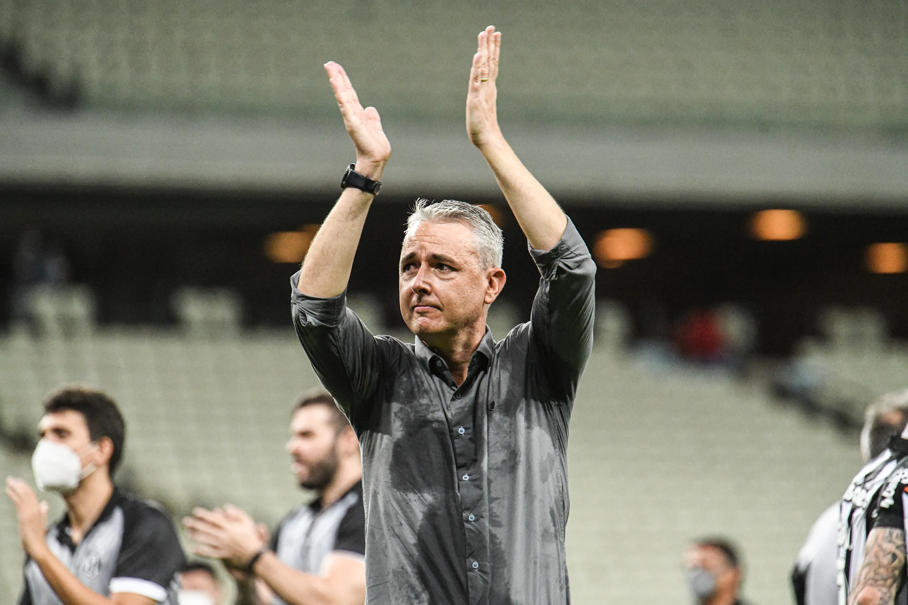 Foto: Kely Pereira/AGIF – Tiago Nunes em ação pelo Ceará em 2021.