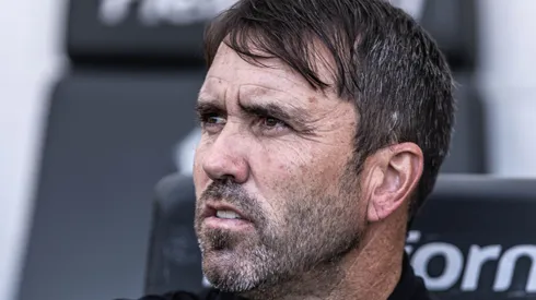 Eduardo Coudet durante partida contra o Santos no estádio Vila Belmiro pelo campeonato BRASILEIRO A 2023. Foto: Abner Dourado/AGIF