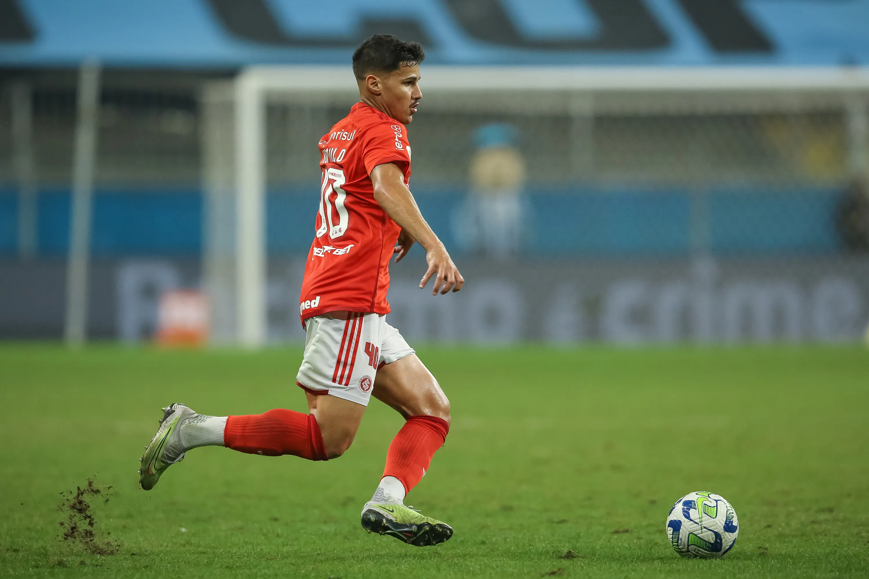 Romulo durante partida contra o Gremio. Foto: Pedro H. Tesch/AGIF